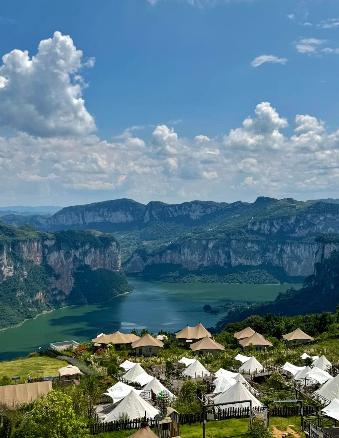 Area glamping nella valle montana di Guiyang, con tende affacciate su canyon fluviale e spettacolari montagne carsiche - Guida turistica di Guiyang: itinerari, cucina e consigli 2026 - The China Journey Area glamping nella valle montana di Guiyang, con tende affacciate su canyon fluviale e spettacolari montagne carsiche - Guida turistica di Guiyang: itinerari, cucina e consigli 2026 - The China Journey