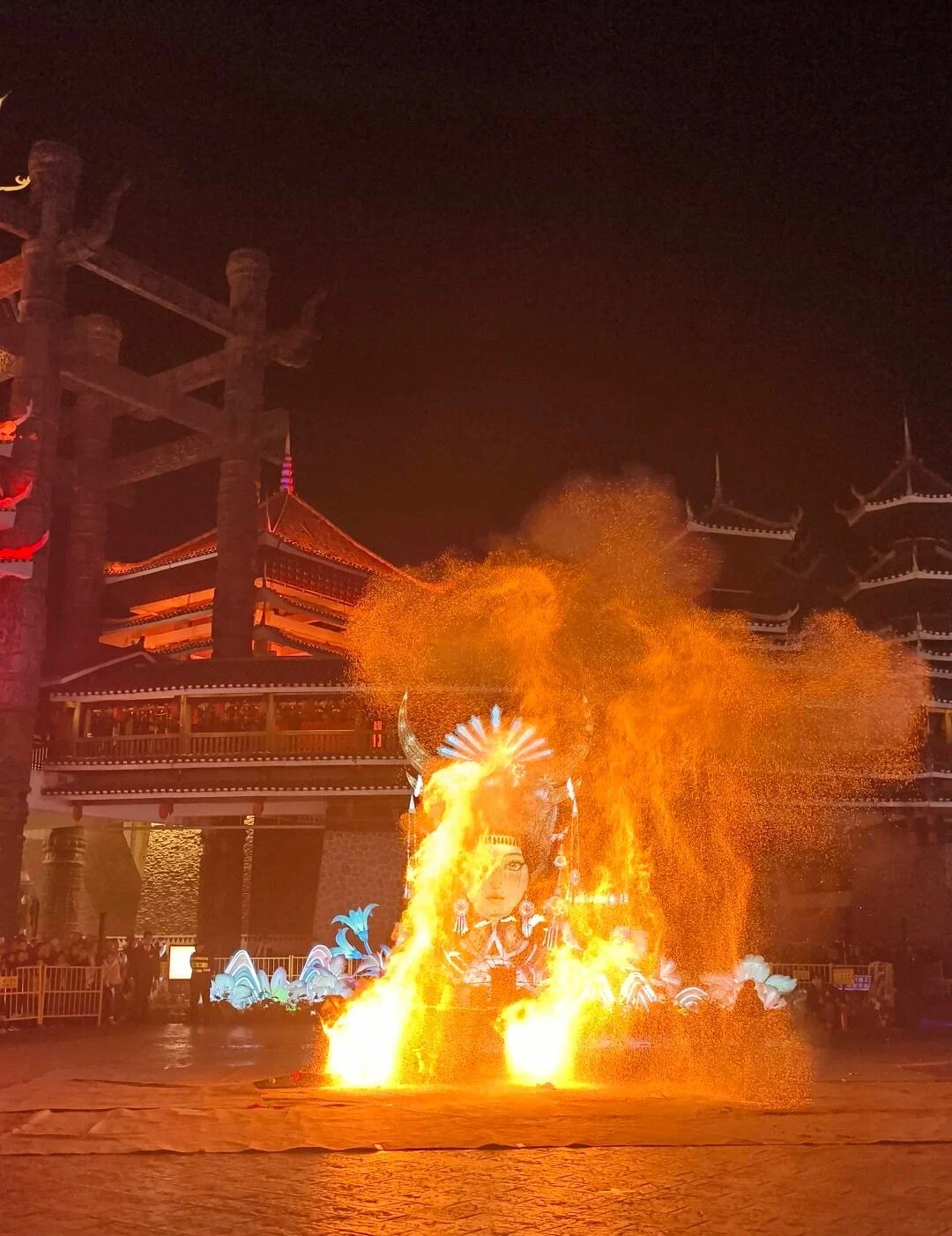 Fiera notturna della Festa di Primavera a Guiyang, con spettacolo di fuoco davanti a edifici tradizionali e folla in festa - Guida turistica di Guiyang: itinerari, cucina e consigli 2026 - The China Journey Fiera notturna della Festa di Primavera a Guiyang, con spettacolo di fuoco davanti a edifici tradizionali e folla in festa - Guida turistica di Guiyang: itinerari, cucina e consigli 2026 - The China Journey