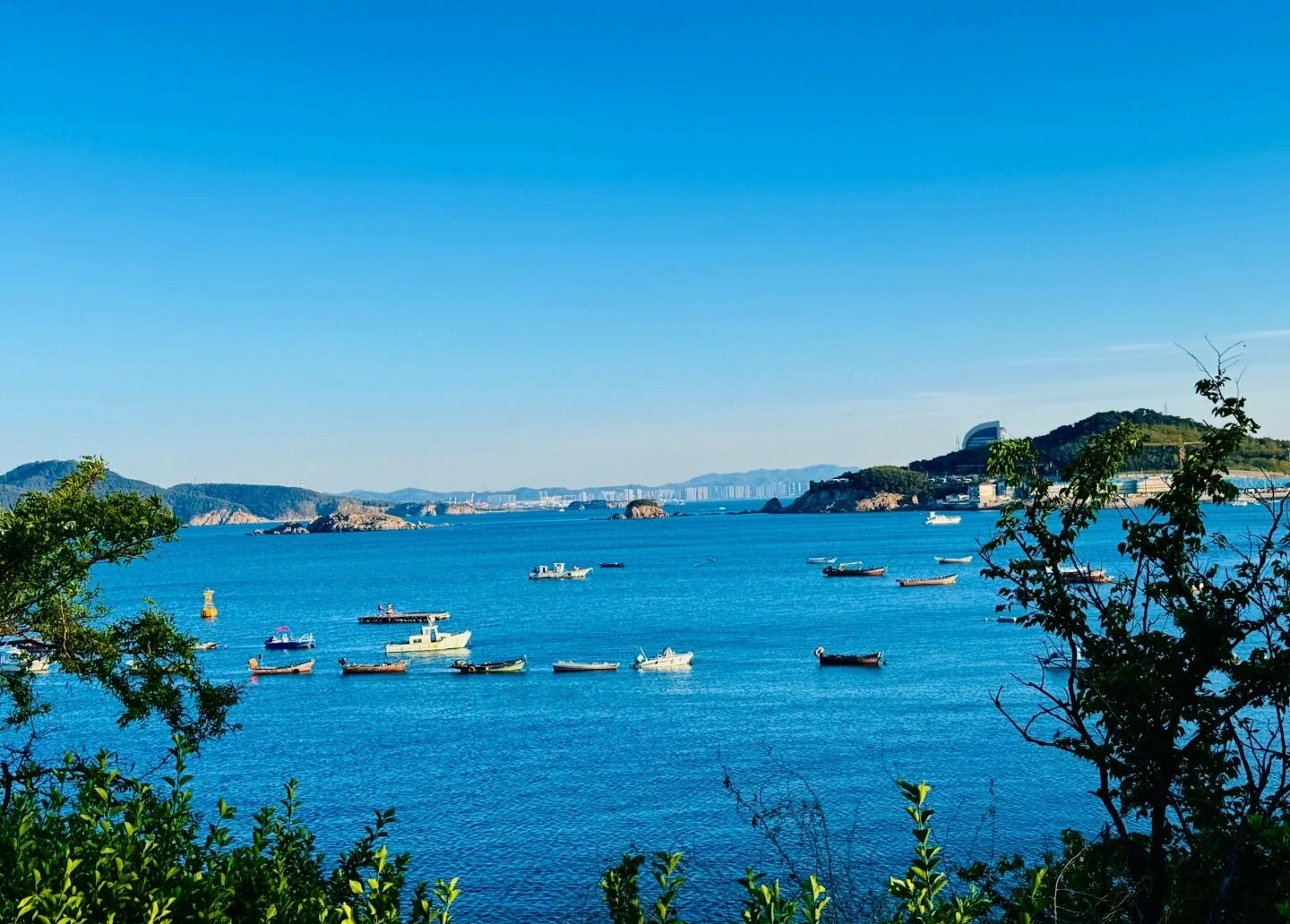 Küstenbucht im Haiyuan Park in Weihai, Meerblick mit Fischerbooten und Inseln zwischen üppigem Grün – Weihai-Reiseführer: Sehenswürdigkeiten, Strände & Tipps 2026 – The China Journey Küstenbucht im Haiyuan Park in Weihai, Meerblick mit Fischerbooten und Inseln zwischen üppigem Grün – Weihai-Reiseführer: Sehenswürdigkeiten, Strände & Tipps 2026 – The China Journey