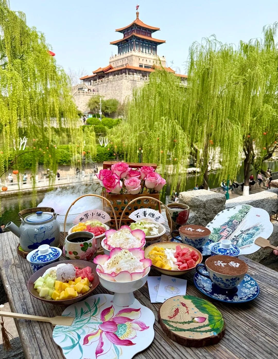 Desserter og te ved Black Tiger Spring, traditionelle kinesiske desserter, frugtskåle og tesæt ved en naturskøn pavillon og piletræer i Jinan - Jinan rejseguide: Bedste rejseplan og tips 2026 - The China Journey Desserter og te ved Black Tiger Spring, traditionelle kinesiske desserter, frugtskåle og tesæt ved en naturskøn pavillon og piletræer i Jinan - Jinan rejseguide: Bedste rejseplan og tips 2026 - The China Journey