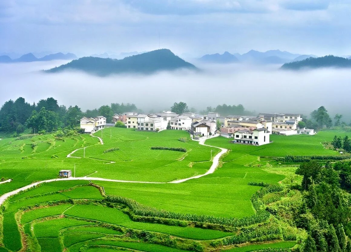 Veduta estiva delle terrazze di Shimen a Huaxi, risaie verdi con case del villaggio e montagne nebbiose nella campagna di Guiyang - Guida turistica di Guiyang: itinerari, cucina e consigli 2026 - The China Journey Veduta estiva delle terrazze di Shimen a Huaxi, risaie verdi con case del villaggio e montagne nebbiose nella campagna di Guiyang - Guida turistica di Guiyang: itinerari, cucina e consigli 2026 - The China Journey