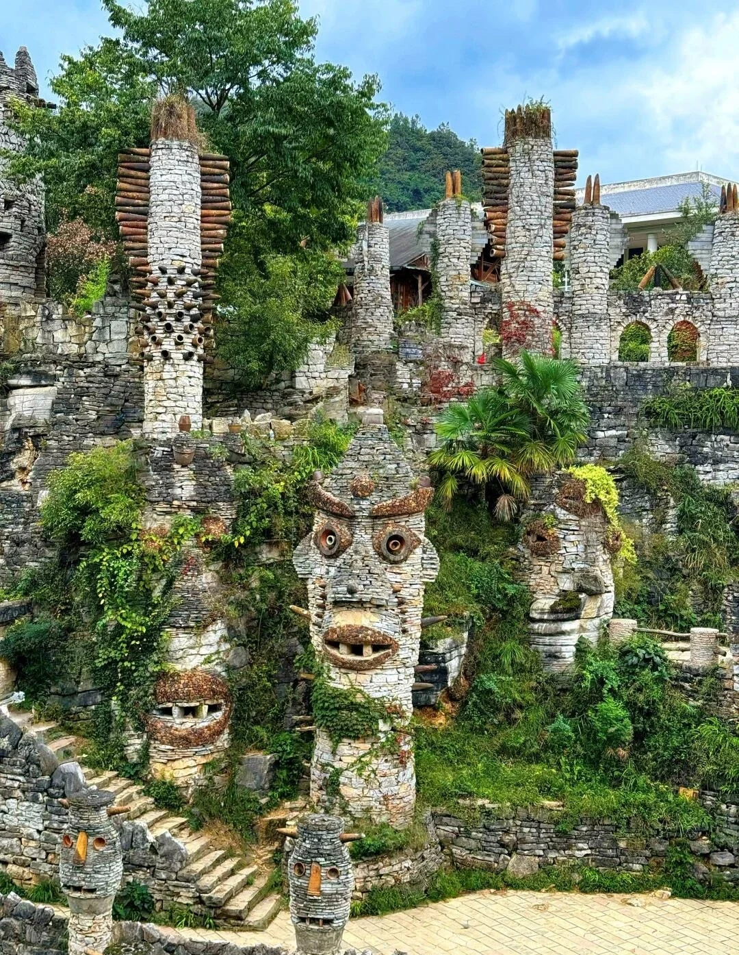 Castello di pietra della Valle Yelang a Huaxi, con sculture e torri uniche immerse nel verde di un misterioso paesaggio artistico - Guida turistica di Guiyang: itinerari, cucina e consigli 2026 - The China Journey Castello di pietra della Valle Yelang a Huaxi, con sculture e torri uniche immerse nel verde di un misterioso paesaggio artistico - Guida turistica di Guiyang: itinerari, cucina e consigli 2026 - The China Journey