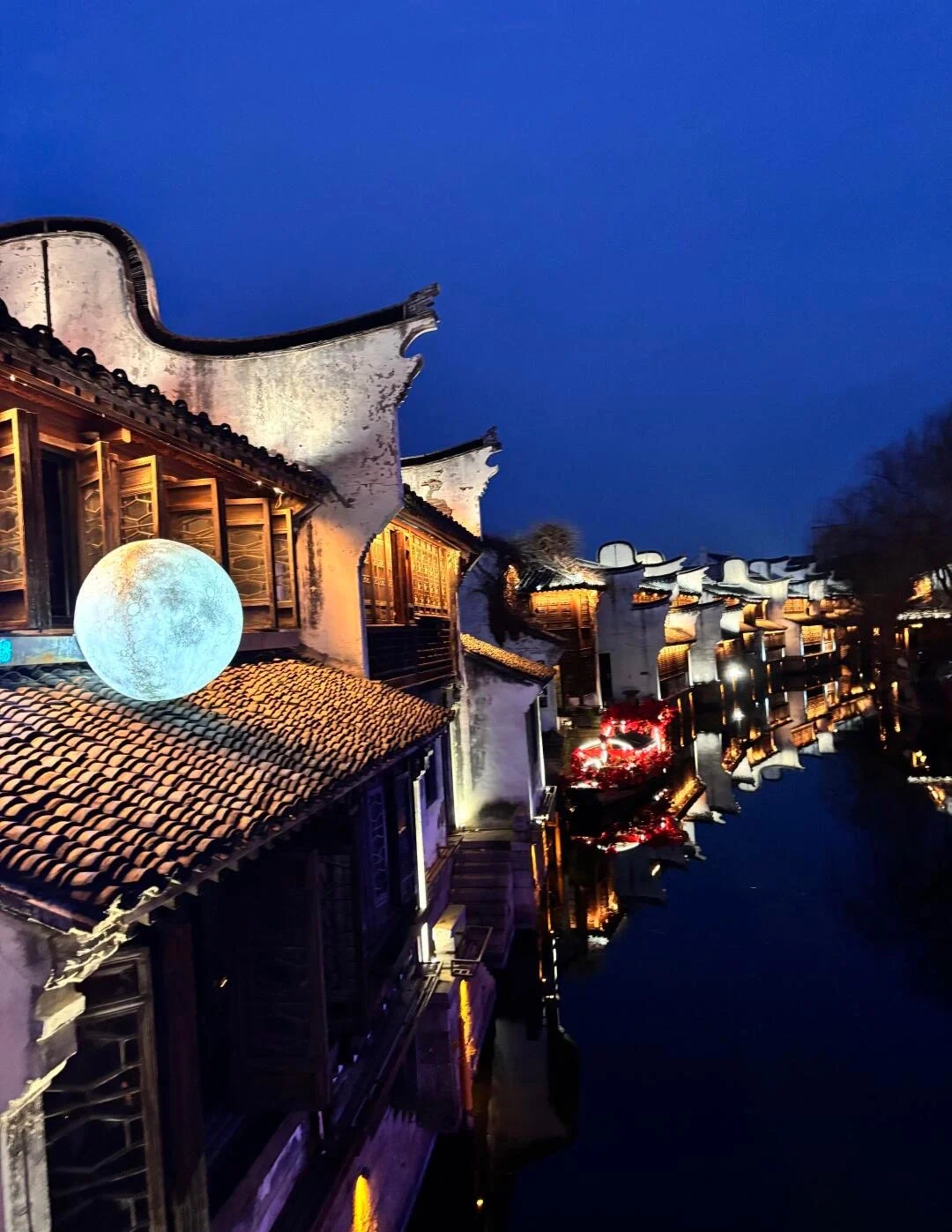 Kanaalleven in de oude straat Yuehe in Jiaxing, met een historische straat aan het water, lantaarns, boten en een levendige sfeer die de traditionele cultuur weerspiegelt - Reisgids voor Jiaxing: waterstadjes, routes en tips 2026 - The China Journey Kanaalleven in de oude straat Yuehe in Jiaxing, met een historische straat aan het water, lantaarns, boten en een levendige sfeer die de traditionele cultuur weerspiegelt - Reisgids voor Jiaxing: waterstadjes, routes en tips 2026 - The China Journey
