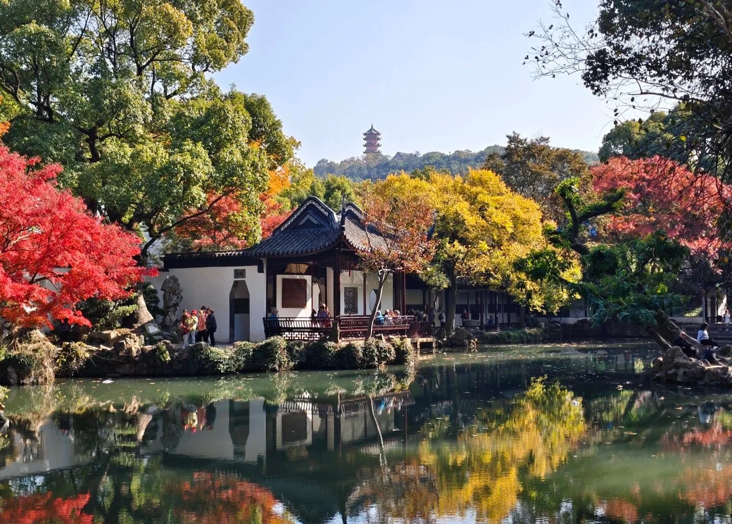 Efterårsrefleksion i Jichang Garden, Wuxi, klassisk kinesisk have med pavillon, farverige træer og spejlblank sø, der viser Jiangnan-elegance - Wuxi rejseguide: Bedste rejseplan og tips 2026 - The China Journey Efterårsrefleksion i Jichang Garden, Wuxi, klassisk kinesisk have med pavillon, farverige træer og spejlblank sø, der viser Jiangnan-elegance - Wuxi rejseguide: Bedste rejseplan og tips 2026 - The China Journey
