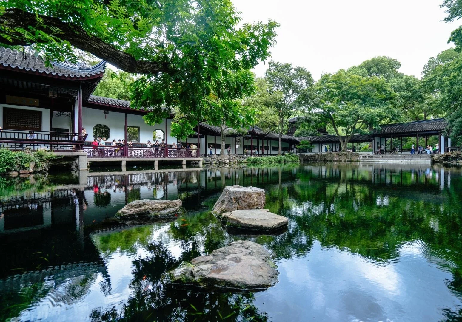 Klassisk kinesisk landskab i Jichang Garden, Wuxi, med traditionel pavillon, damrefleksioner, frodig bevoksning og fredelig Jiangnan-havestemning - Wuxi rejseguide: Bedste rejseplan og tips 2026 - The China Journey Klassisk kinesisk landskab i Jichang Garden, Wuxi, med traditionel pavillon, damrefleksioner, frodig bevoksning og fredelig Jiangnan-havestemning - Wuxi rejseguide: Bedste rejseplan og tips 2026 - The China Journey