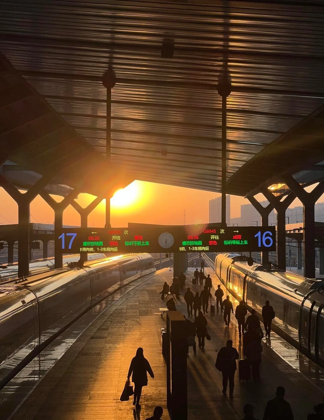 Jinan East Railway Station ved solnedgang, højhastighedstog og passagerer i gyldent solnedgangslys på en moderne station - Jinan rejseguide: Bedste rejseplan og tips 2026 - The China Journey Jinan East Railway Station ved solnedgang, højhastighedstog og passagerer i gyldent solnedgangslys på en moderne station - Jinan rejseguide: Bedste rejseplan og tips 2026 - The China Journey