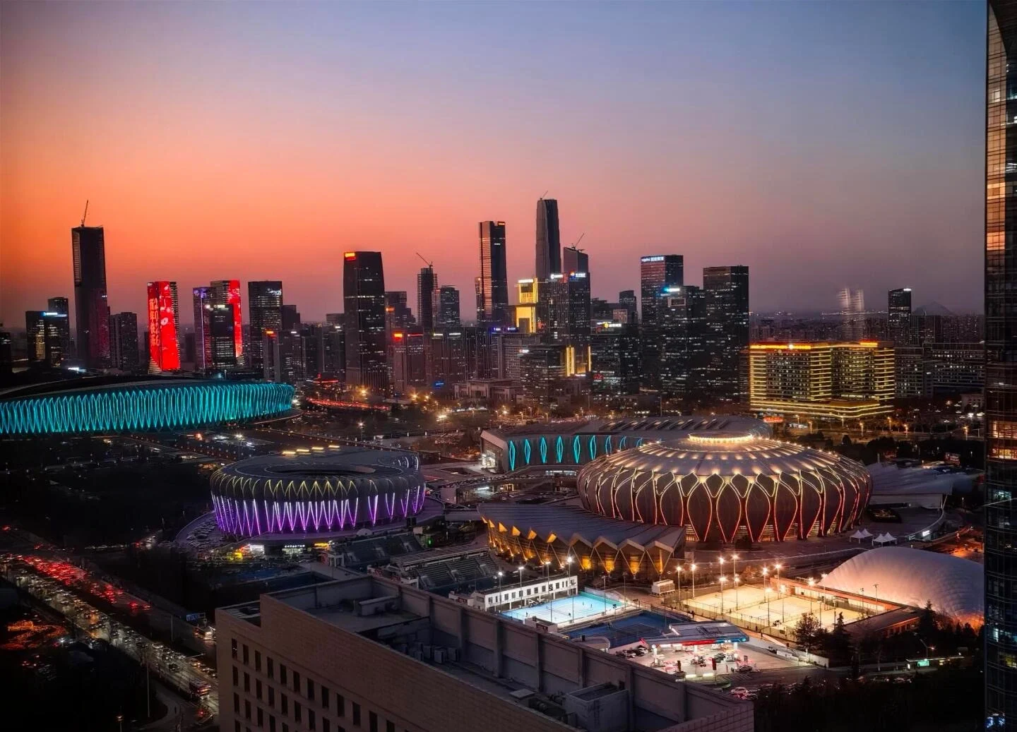 Jinans olympiske erhvervskvarter ved solnedgang, moderne stadionarkitektur og skyskrabere under en farverig aftenhimmel - Jinan rejseguide: Bedste rejseplan og tips 2026 - The China Journey Jinans olympiske erhvervskvarter ved solnedgang, moderne stadionarkitektur og skyskrabere under en farverig aftenhimmel - Jinan rejseguide: Bedste rejseplan og tips 2026 - The China Journey