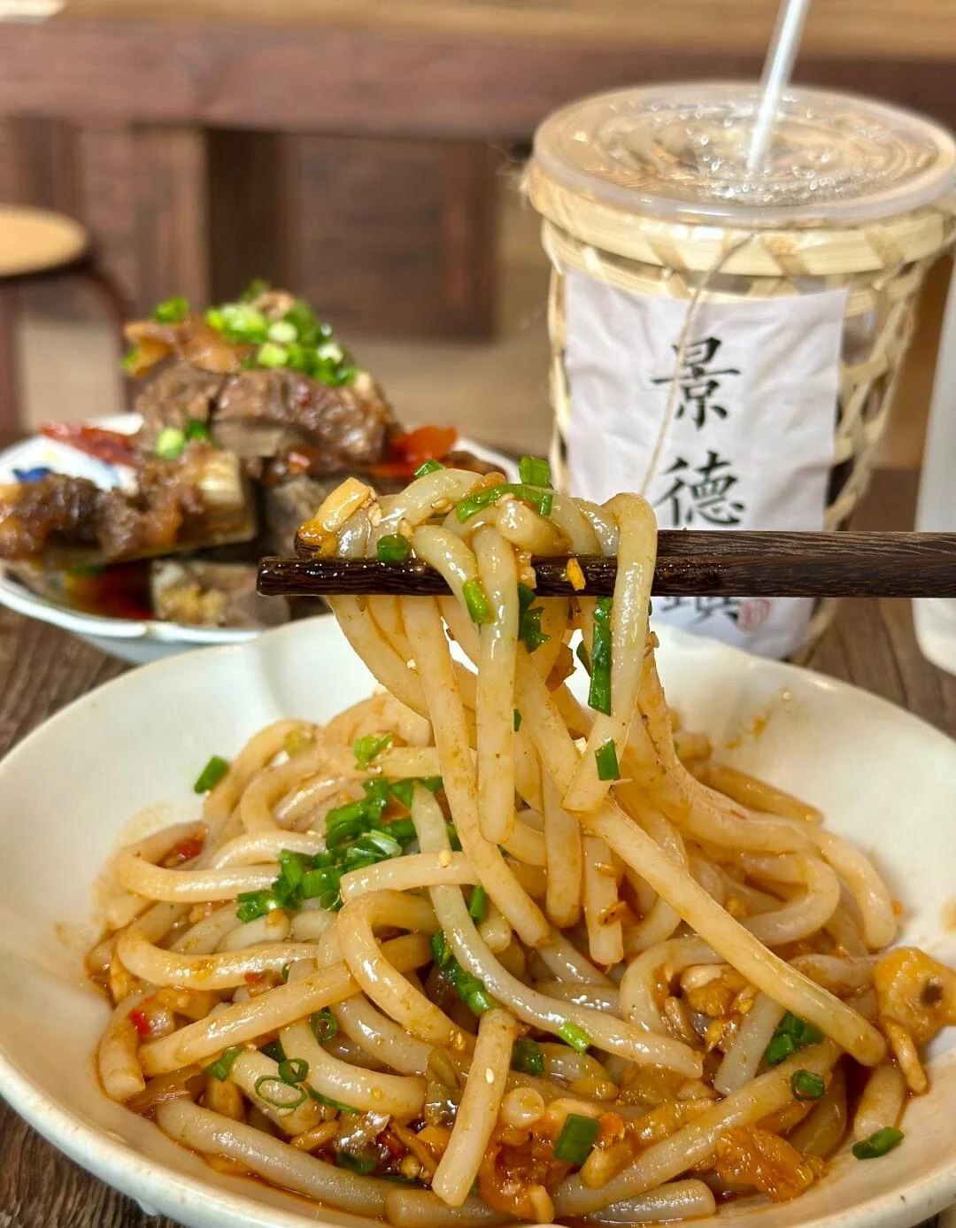 Lokale kolde nudler fra Jingdezhen med stærke, seje risnudler og toppings, der fremhæver autentisk regional gademad - Jingdezhen rejseguide: Keramik, markeder og tips 2026 - The China Journey Lokale kolde nudler fra Jingdezhen med stærke, seje risnudler og toppings, der fremhæver autentisk regional gademad - Jingdezhen rejseguide: Keramik, markeder og tips 2026 - The China Journey