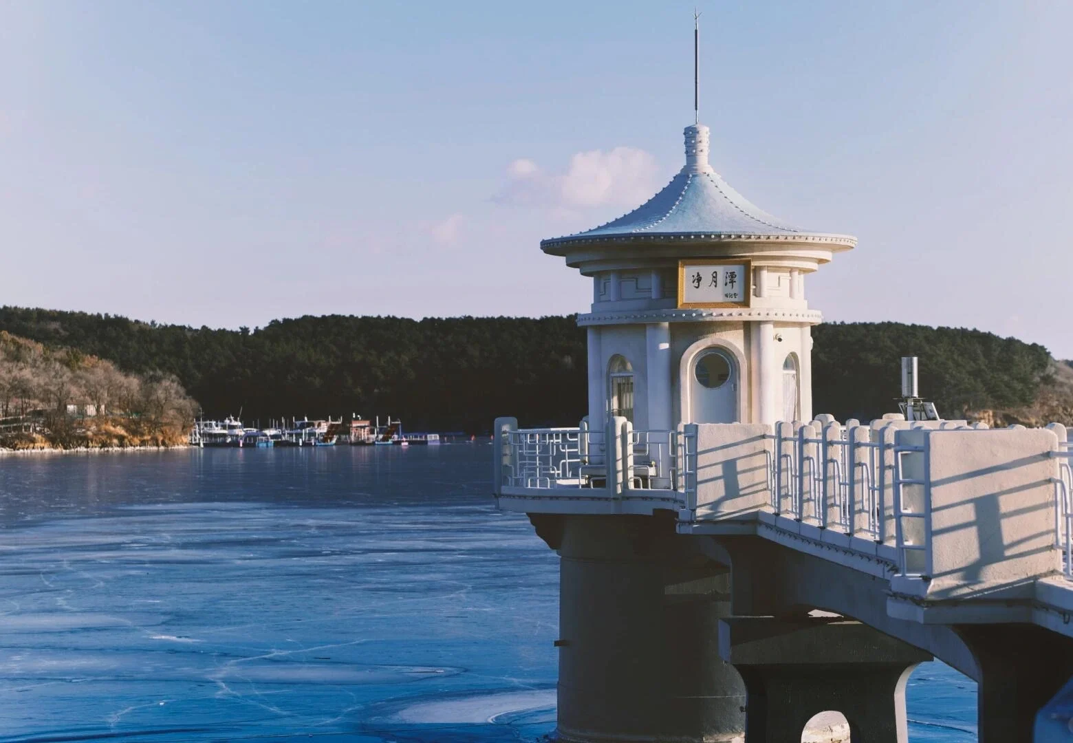 Paviljoen aan het meer in Nationaal Bospark Jingyuetan – Bevroren meer en elegant paviljoen tussen het bos creëren een sereen winterlandschap - Reisgids Changchun: geschiedenis, parken & tips 2026 - The China Journey Paviljoen aan het meer in Nationaal Bospark Jingyuetan – Bevroren meer en elegant paviljoen tussen het bos creëren een sereen winterlandschap - Reisgids Changchun: geschiedenis, parken & tips 2026 - The China Journey