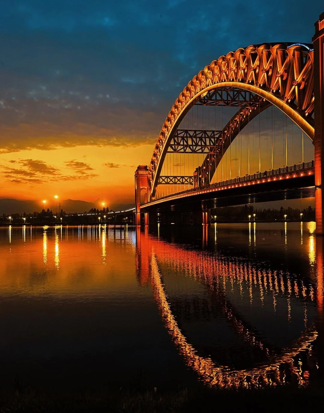 Jinyang Bridge ved solnedgang i Taiyuan, oplyst buebro spejler sig i floden under en dramatisk himmel og bylys - Taiyuan rejseguide: Bedste rejseplan og tips 2026 - The China Journey Jinyang Bridge ved solnedgang i Taiyuan, oplyst buebro spejler sig i floden under en dramatisk himmel og bylys - Taiyuan rejseguide: Bedste rejseplan og tips 2026 - The China Journey