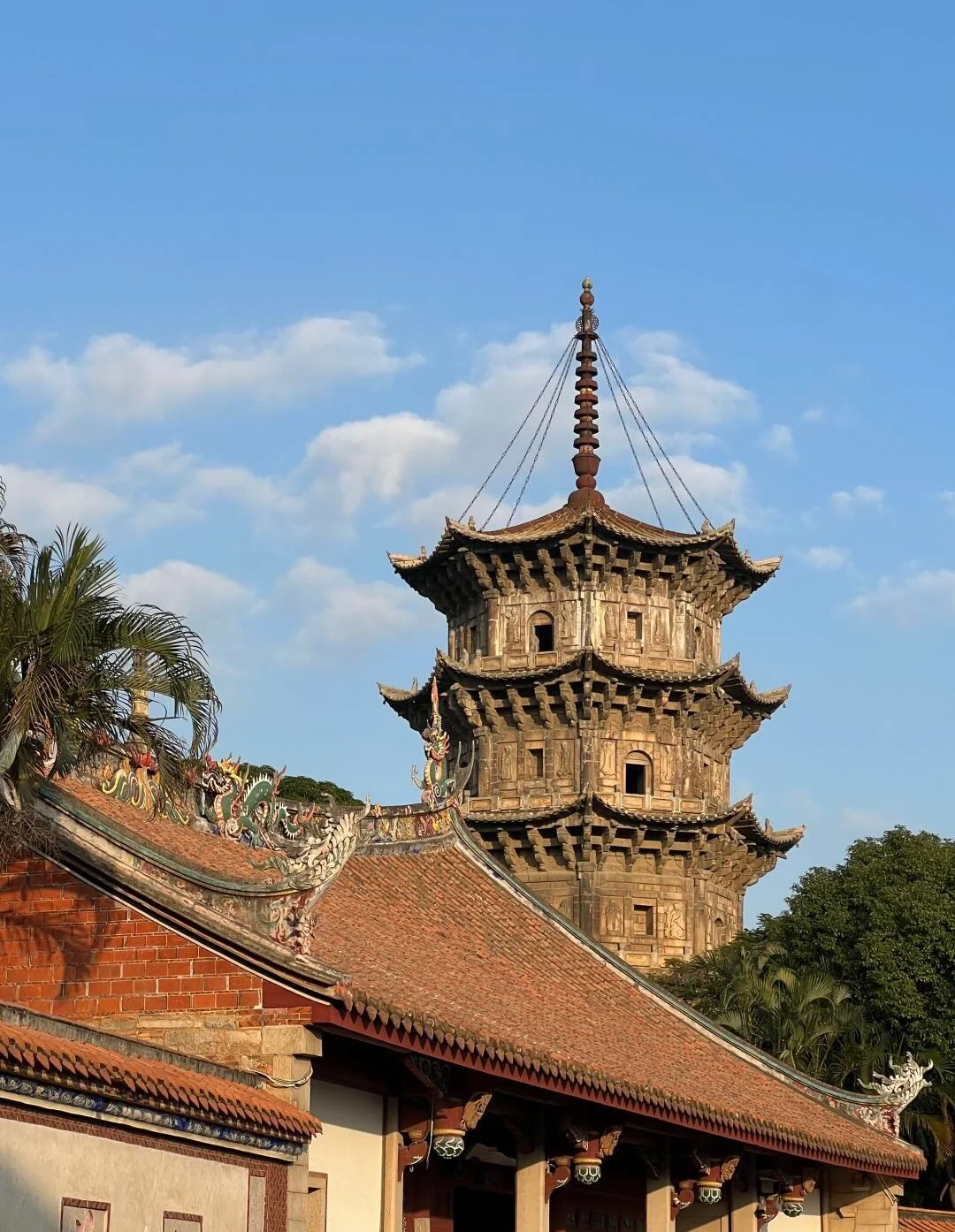 Uitzicht op de pagode van de Kaiyuan-tempel in Quanzhou, historische stenen pagode boven tempeldaken met fijn snijwerk onder blauwe lucht - Reisgids voor Quanzhou: beste route, eten & tips 2026 - The China Journey Uitzicht op de pagode van de Kaiyuan-tempel in Quanzhou, historische stenen pagode boven tempeldaken met fijn snijwerk onder blauwe lucht - Reisgids voor Quanzhou: beste route, eten & tips 2026 - The China Journey