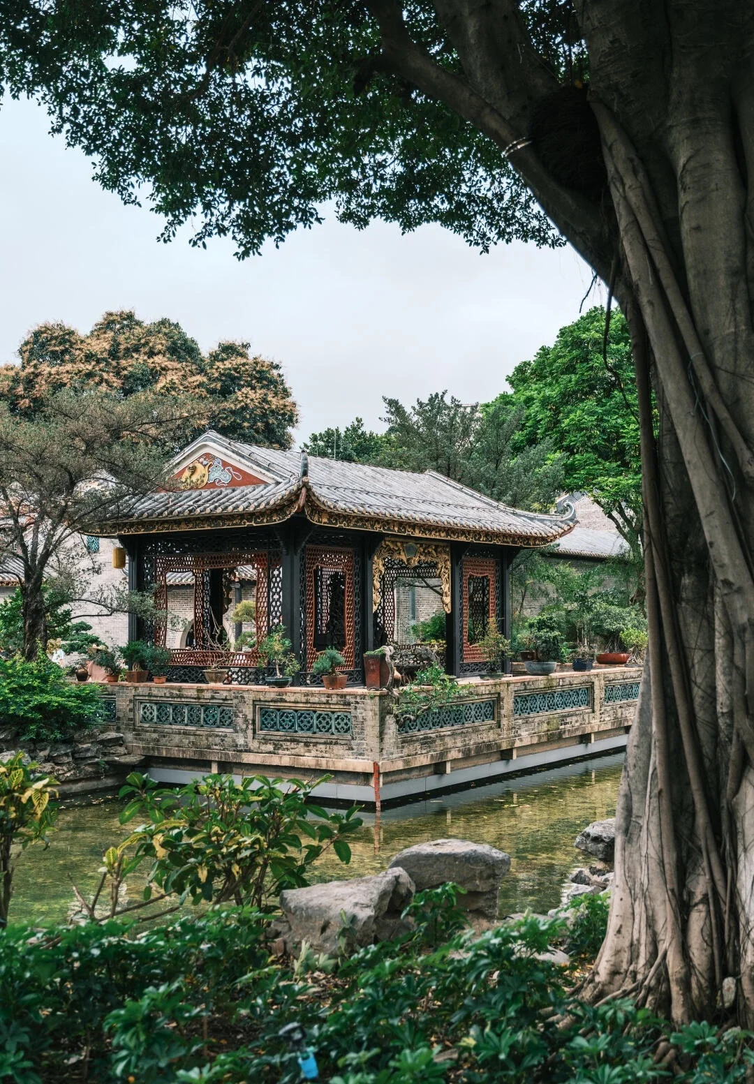 Traditionele binnenplaats van de Liang-tuin in Foshan, een historische Lingnan-tuin met paviljoen, waterpartijen, stenen bruggen en oude bomen - Reisgids voor Foshan: beste routes, eten en tips 2026 - The China Journey Traditionele binnenplaats van de Liang-tuin in Foshan, een historische Lingnan-tuin met paviljoen, waterpartijen, stenen bruggen en oude bomen - Reisgids voor Foshan: beste routes, eten en tips 2026 - The China Journey