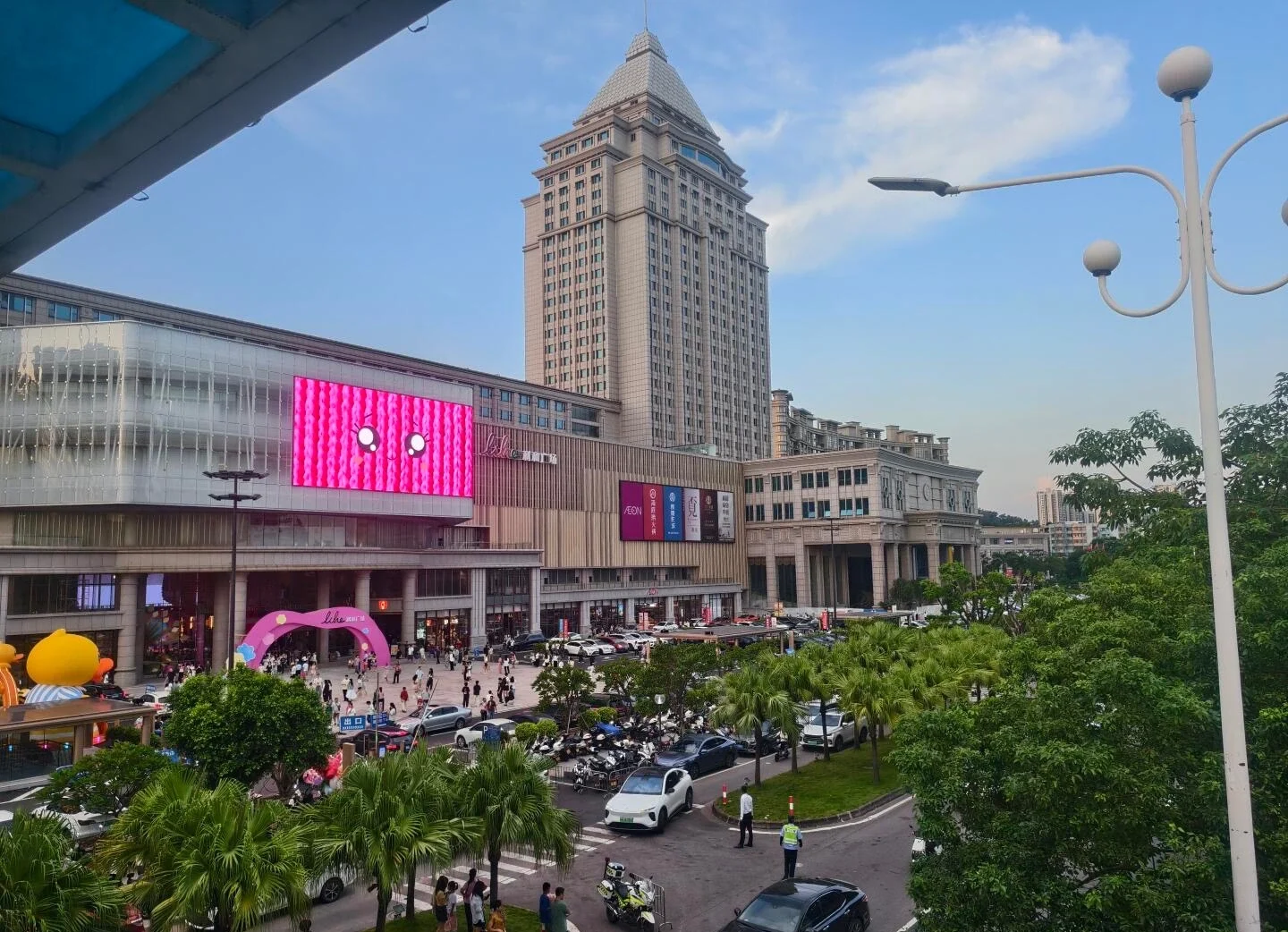 Lihe Plaza Zhongshan Shopping Mall: Kompleks komersial yang ramai dengan pintu masuk pejalan kaki berlayar LED dan pemandangan gaya hidup perkotaan - Tempat Menginap di Zhongshan: Area & Hotel Terbaik 2026 - The China Journey Lihe Plaza Zhongshan Shopping Mall: Kompleks komersial yang ramai dengan pintu masuk pejalan kaki berlayar LED dan pemandangan gaya hidup perkotaan - Tempat Menginap di Zhongshan: Area & Hotel Terbaik 2026 - The China Journey