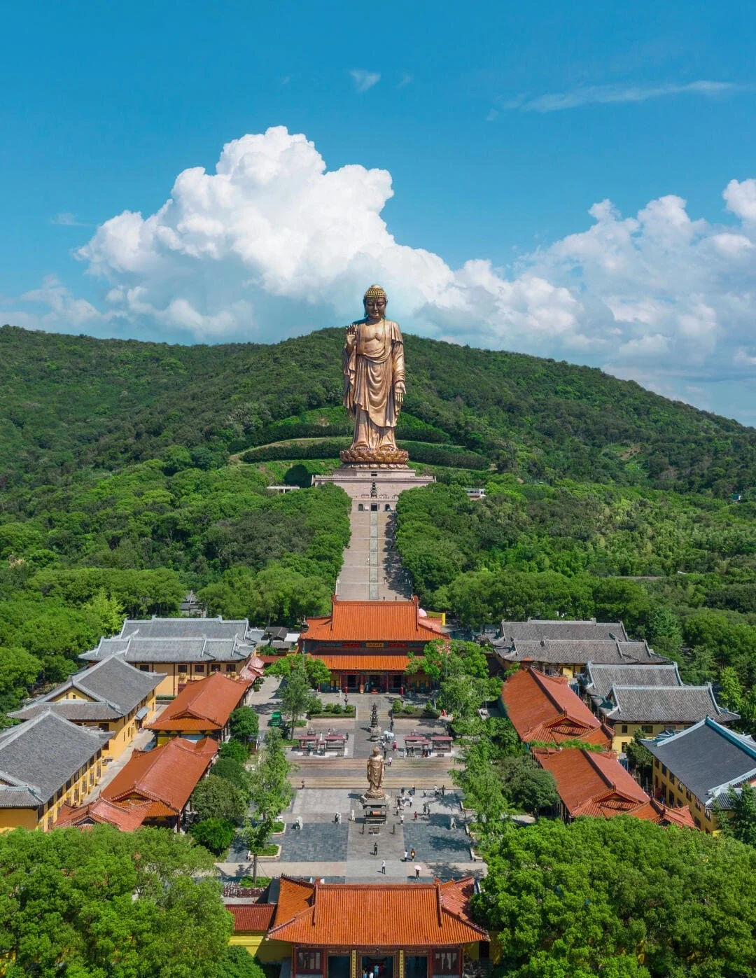 Luftfoto af Lingshan Grand Buddha i Wuxi, enorm Buddha-statue med udsigt over tempelkompleks, bjerge, grønne områder og spirituelt landskab - Wuxi rejseguide: Bedste rejseplan og tips 2026 - The China Journey Luftfoto af Lingshan Grand Buddha i Wuxi, enorm Buddha-statue med udsigt over tempelkompleks, bjerge, grønne områder og spirituelt landskab - Wuxi rejseguide: Bedste rejseplan og tips 2026 - The China Journey