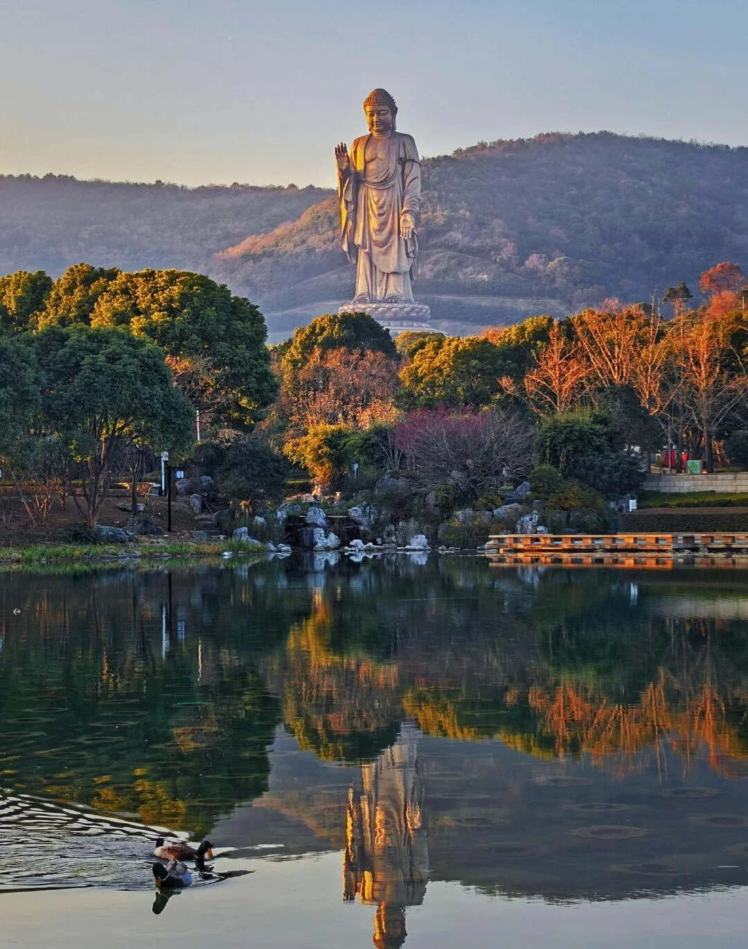 Lingshan Grand Buddha-naturområdet i Wuxi, massiv Buddha-statue med udsigt over sø, bjerge, træer og et fredfyldt spirituelt landskab - Wuxi rejseguide: Bedste rejseplan og tips 2026 - The China Journey Lingshan Grand Buddha-naturområdet i Wuxi, massiv Buddha-statue med udsigt over sø, bjerge, træer og et fredfyldt spirituelt landskab - Wuxi rejseguide: Bedste rejseplan og tips 2026 - The China Journey