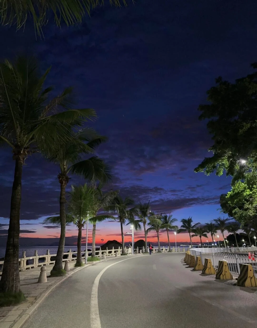 Jalan Pecinta Zhuhai Seaside Promenade: Jalan pesisir dengan pohon palem, lampu malam, dan pemandangan laut yang indah - Tempat Menginap di Zhuhai: Area & Hotel Terbaik 2026 - The China Journey Jalan Pecinta Zhuhai Seaside Promenade: Jalan pesisir dengan pohon palem, lampu malam, dan pemandangan laut yang indah - Tempat Menginap di Zhuhai: Area & Hotel Terbaik 2026 - The China Journey
