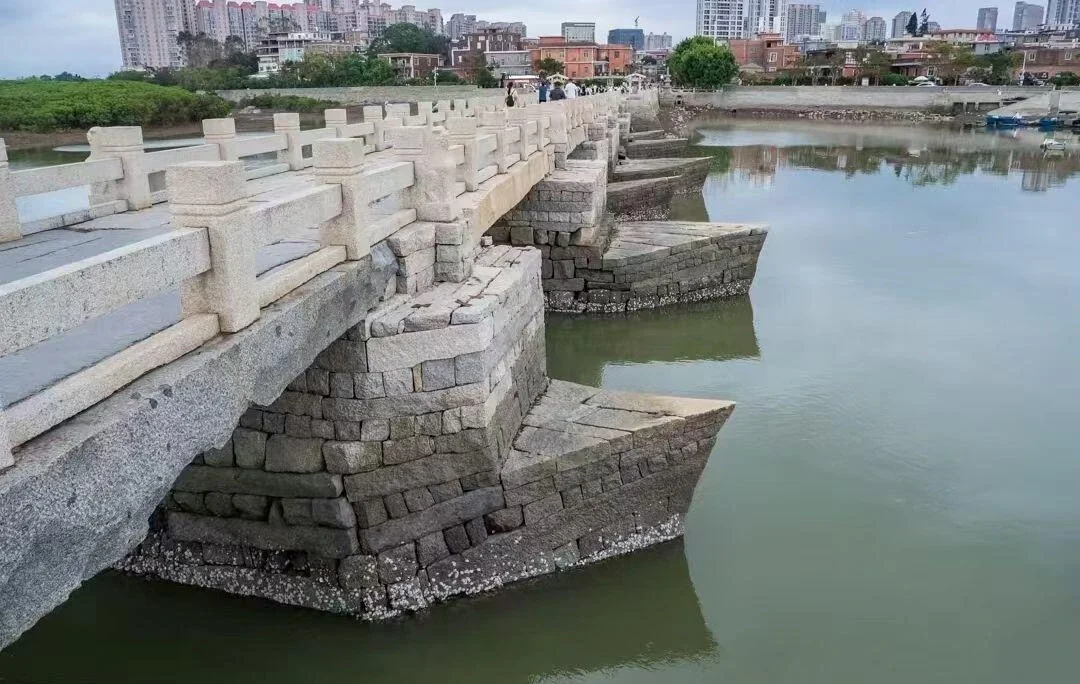 Oude stenen Luoyang-brug in Quanzhou, historische granieten brug over de rivier met traditionele balustrades en stadsskyline - Reisgids voor Quanzhou: beste route, eten & tips 2026 - The China Journey Oude stenen Luoyang-brug in Quanzhou, historische granieten brug over de rivier met traditionele balustrades en stadsskyline - Reisgids voor Quanzhou: beste route, eten & tips 2026 - The China Journey