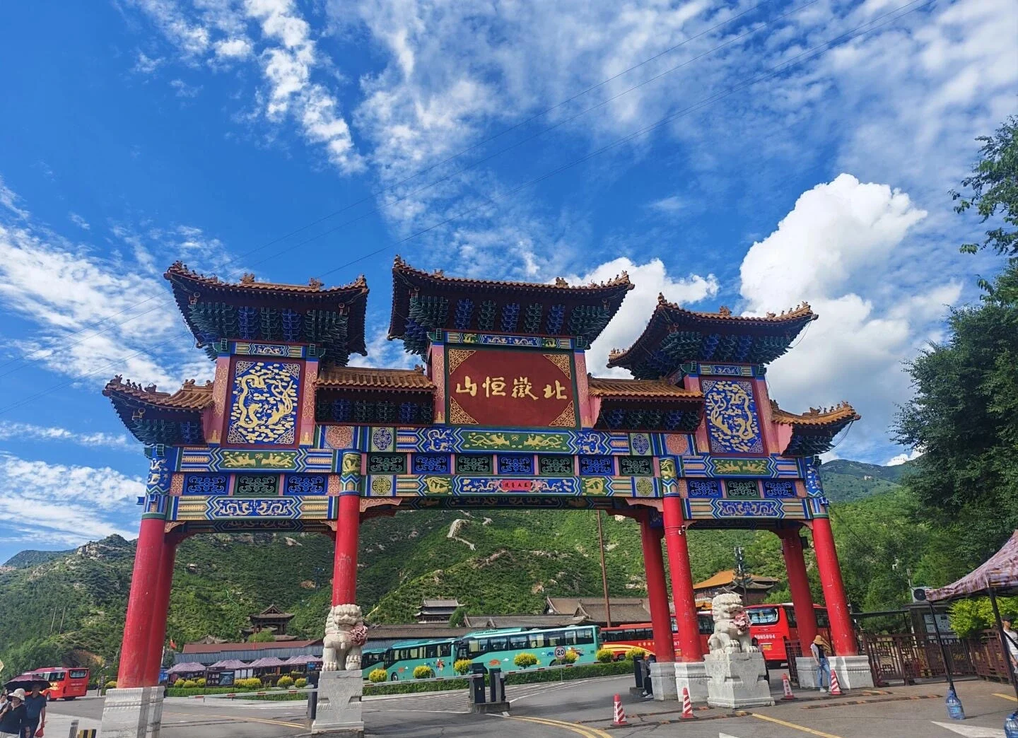 Indgangsporten til Heng-bjerget i Shanxi, farverig traditionel bue med udsmykkede mønstre ved det hellige bjergområde under blå himmel - Rejseguide til Datong: De bedste oplevelser i 2026 2026 - The China Journey Indgangsporten til Heng-bjerget i Shanxi, farverig traditionel bue med udsmykkede mønstre ved det hellige bjergområde under blå himmel - Rejseguide til Datong: De bedste oplevelser i 2026 2026 - The China Journey