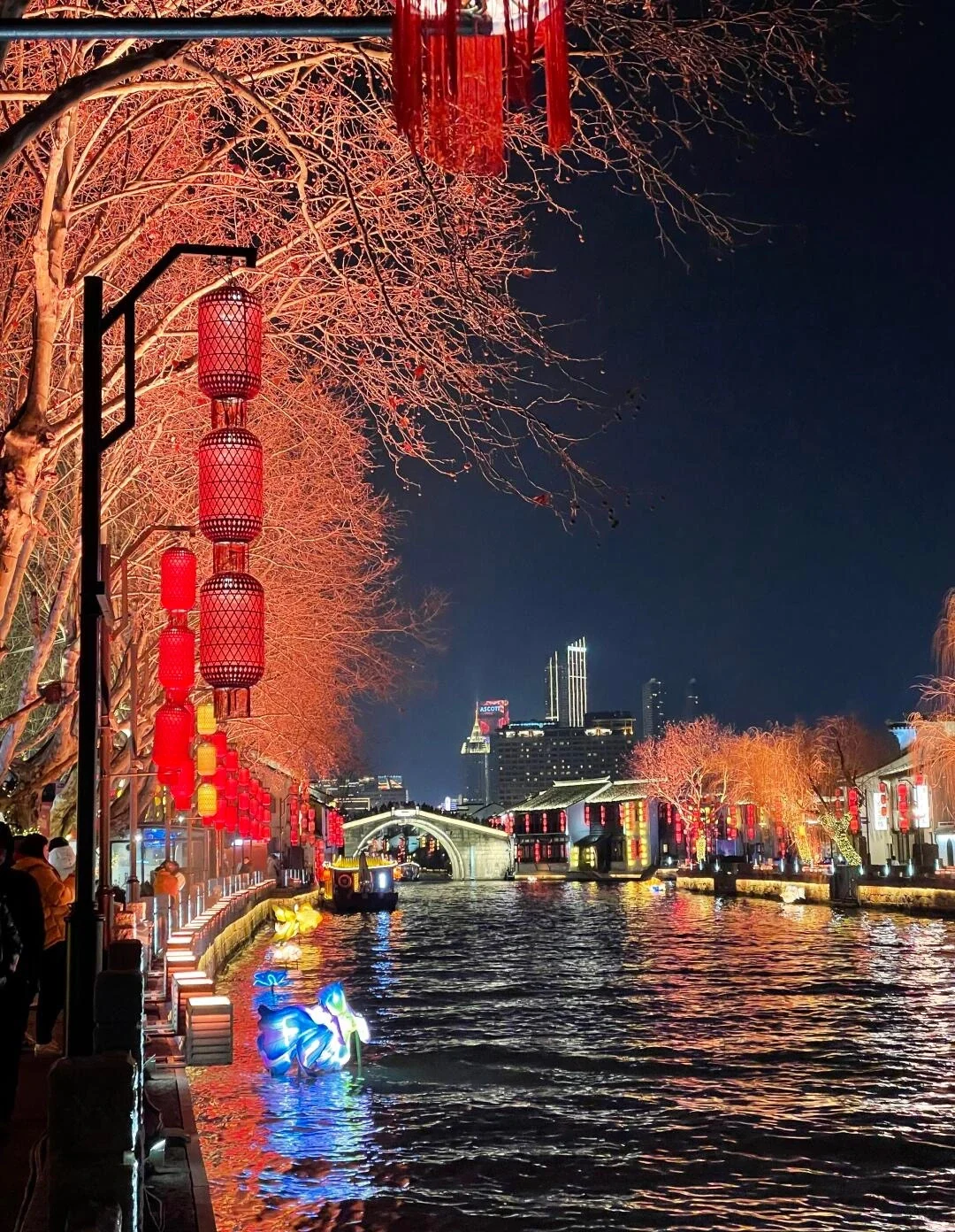 Nanchang Street om aftenen om vinteren i Wuxi, kanalstræde oplyst af lanterner med både, broer og festlig traditionel arkitektur - Wuxi rejseguide: Bedste rejseplan og tips 2026 - The China Journey Nanchang Street om aftenen om vinteren i Wuxi, kanalstræde oplyst af lanterner med både, broer og festlig traditionel arkitektur - Wuxi rejseguide: Bedste rejseplan og tips 2026 - The China Journey