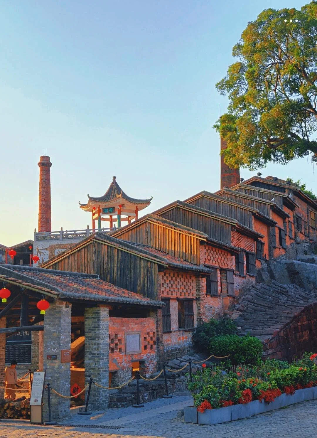 Historisch complex van de oude Nanfeng-oven met traditionele rode bakstenen ovengebouwen, pagode en keramiekerfgoed van Foshan - Reisgids voor Foshan: beste routes, eten en tips 2026 - The China Journey Historisch complex van de oude Nanfeng-oven met traditionele rode bakstenen ovengebouwen, pagode en keramiekerfgoed van Foshan - Reisgids voor Foshan: beste routes, eten en tips 2026 - The China Journey