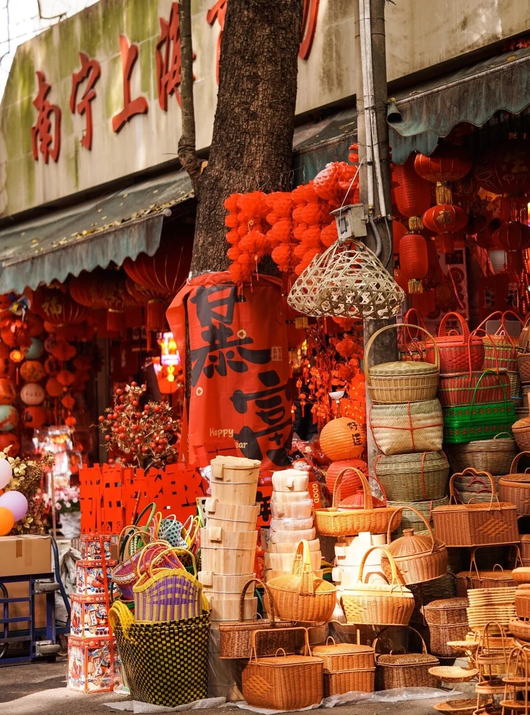 Festliche Straßendekorationen in Nanning mit roten Laternen, Kunsthandwerk und Schmuck in traditioneller chinesischer Neujahrsatmosphäre - Nanning-Reiseführer: Lohnt sich ein Besuch? 2026 - The China Journey Festliche Straßendekorationen in Nanning mit roten Laternen, Kunsthandwerk und Schmuck in traditioneller chinesischer Neujahrsatmosphäre - Nanning-Reiseführer: Lohnt sich ein Besuch? 2026 - The China Journey