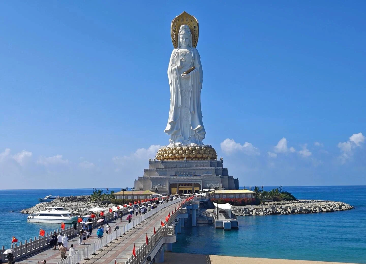 Majestätische weiße Guanyin-Statue von Nanshan an Sanyas Küste über dem Meer mit Besuchern auf dem malerischen Steg – Sanya-Reiseführer: Strände, Buchten & Tipps 2026 – The China Journey Majestätische weiße Guanyin-Statue von Nanshan an Sanyas Küste über dem Meer mit Besuchern auf dem malerischen Steg – Sanya-Reiseführer: Strände, Buchten & Tipps 2026 – The China Journey