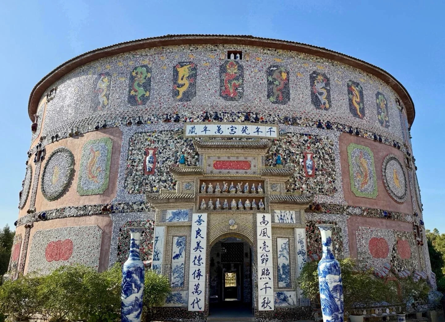 Porcelain Palace i Jingdezhen udefra, udsmykket mosaikbygning der viser detaljeret porcelænskunst og kulturarv - Jingdezhen rejseguide: Keramik, markeder og tips 2026 - The China Journey Porcelain Palace i Jingdezhen udefra, udsmykket mosaikbygning der viser detaljeret porcelænskunst og kulturarv - Jingdezhen rejseguide: Keramik, markeder og tips 2026 - The China Journey