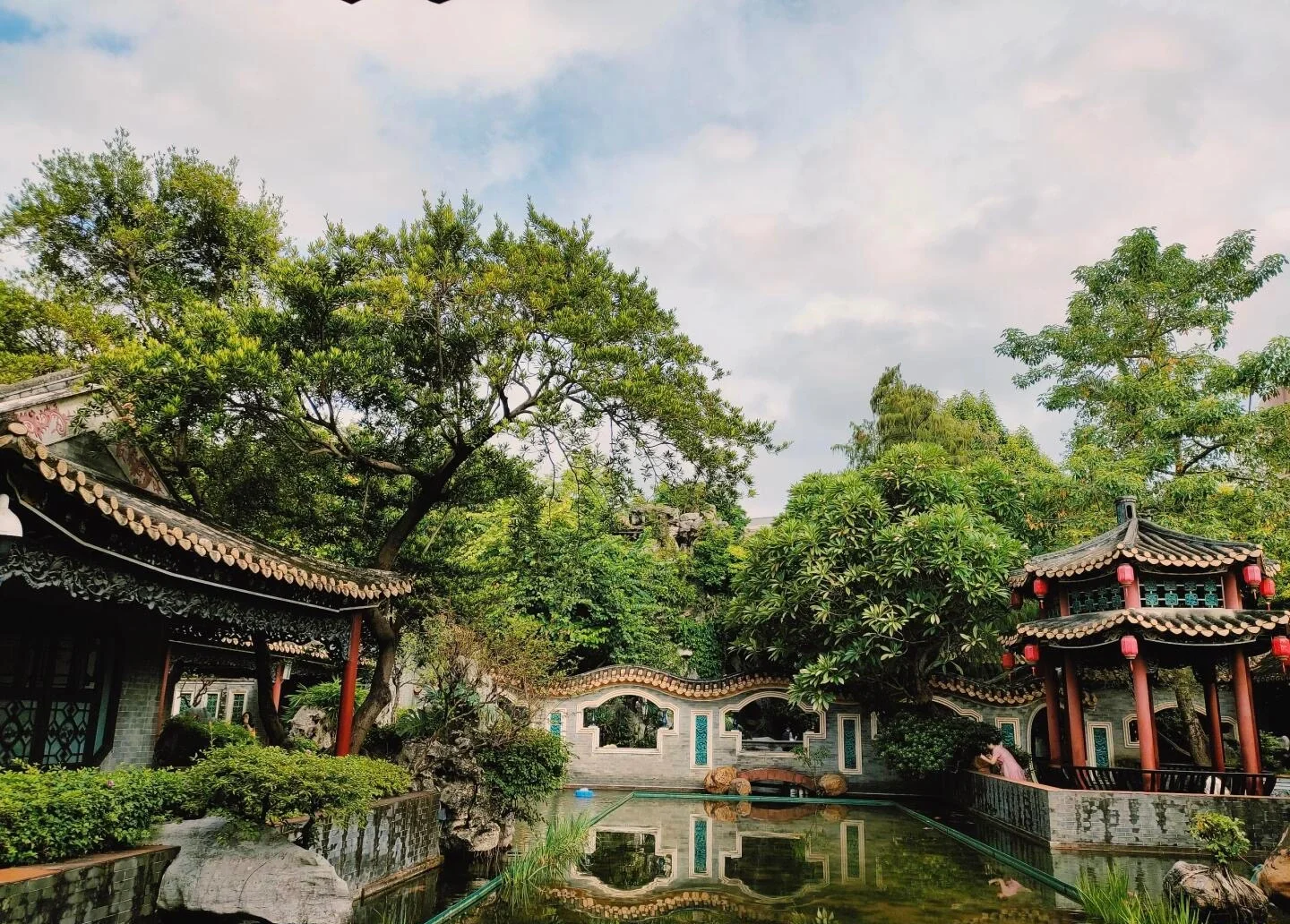 Uitzicht op de binnenplaats van de Qinghui-tuin, een elegante Lingnan-tuin met paviljoen, weerspiegelingen in het water en traditioneel landschapsontwerp - Reisgids voor Foshan: beste routes, eten en tips 2026 - The China Journey Uitzicht op de binnenplaats van de Qinghui-tuin, een elegante Lingnan-tuin met paviljoen, weerspiegelingen in het water en traditioneel landschapsontwerp - Reisgids voor Foshan: beste routes, eten en tips 2026 - The China Journey