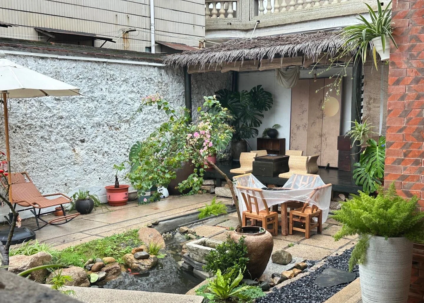 Tuin van een binnenplaatshomestay in Quanzhou, traditionele binnenplaats met planten, houten meubels en rustige vijver - Reisgids voor Quanzhou: beste route, eten & tips 2026 - The China Journey Tuin van een binnenplaatshomestay in Quanzhou, traditionele binnenplaats met planten, houten meubels en rustige vijver - Reisgids voor Quanzhou: beste route, eten & tips 2026 - The China Journey