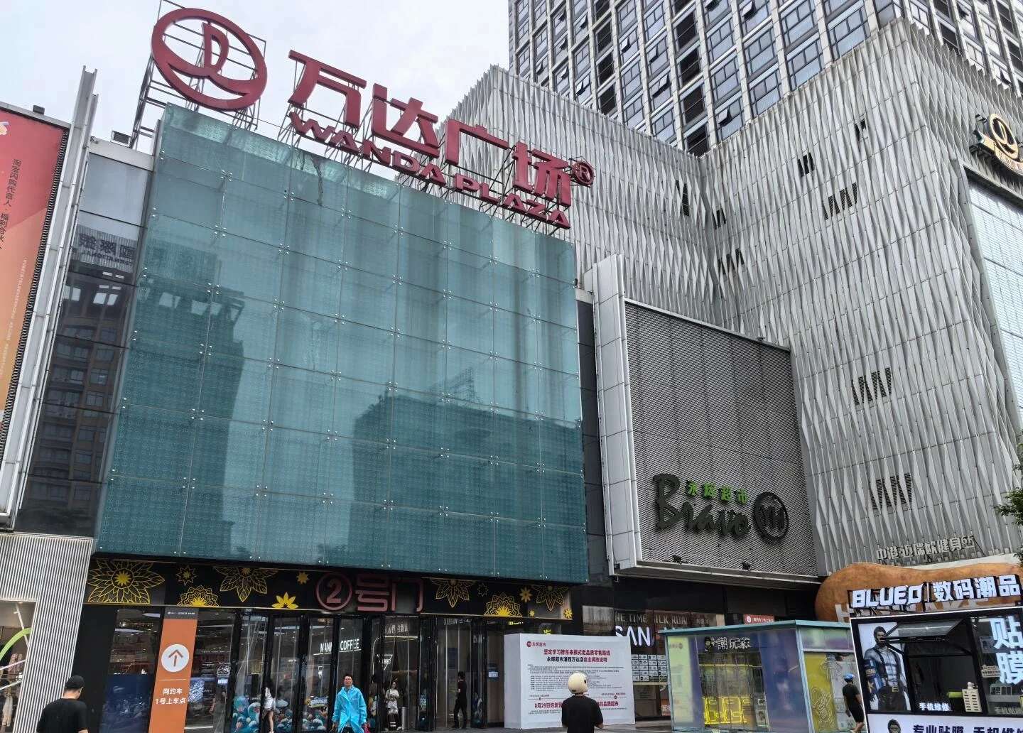Quanzhou Puxi Wanda Plaza Exterior Modern shopping mall facade with Wanda Plaza signage and busy urban street scene - Where to Stay in Quanzhou: Best Areas & Hotels 2026 - The China Journey Quanzhou Puxi Wanda Plaza Exterior Modern shopping mall facade with Wanda Plaza signage and busy urban street scene - Where to Stay in Quanzhou: Best Areas & Hotels 2026 - The China Journey