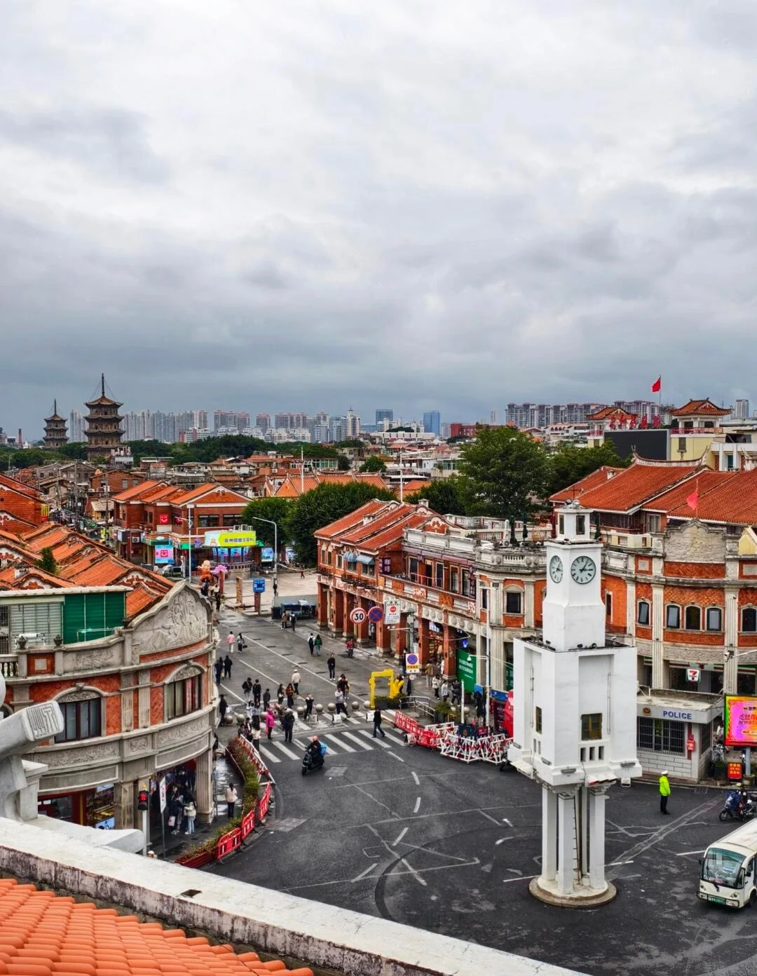 Stadsbeeld van West Street in Quanzhou, historische straten met rode bakstenen gebouwen en klokkentoren die stadsleven en erfgoed tonen - Reisgids voor Quanzhou: beste route, eten & tips 2026 - The China Journey Stadsbeeld van West Street in Quanzhou, historische straten met rode bakstenen gebouwen en klokkentoren die stadsleven en erfgoed tonen - Reisgids voor Quanzhou: beste route, eten & tips 2026 - The China Journey