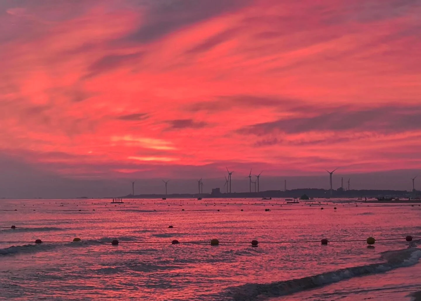 Roter Sonnenaufgang in Rongcheng bei Weihai, leuchtender Himmel über dem Meer mit Silhouetten von Windrädern und Fischerbojen – Weihai-Reiseführer: Sehenswürdigkeiten, Strände & Tipps 2026 – The China Journey Roter Sonnenaufgang in Rongcheng bei Weihai, leuchtender Himmel über dem Meer mit Silhouetten von Windrädern und Fischerbojen – Weihai-Reiseführer: Sehenswürdigkeiten, Strände & Tipps 2026 – The China Journey