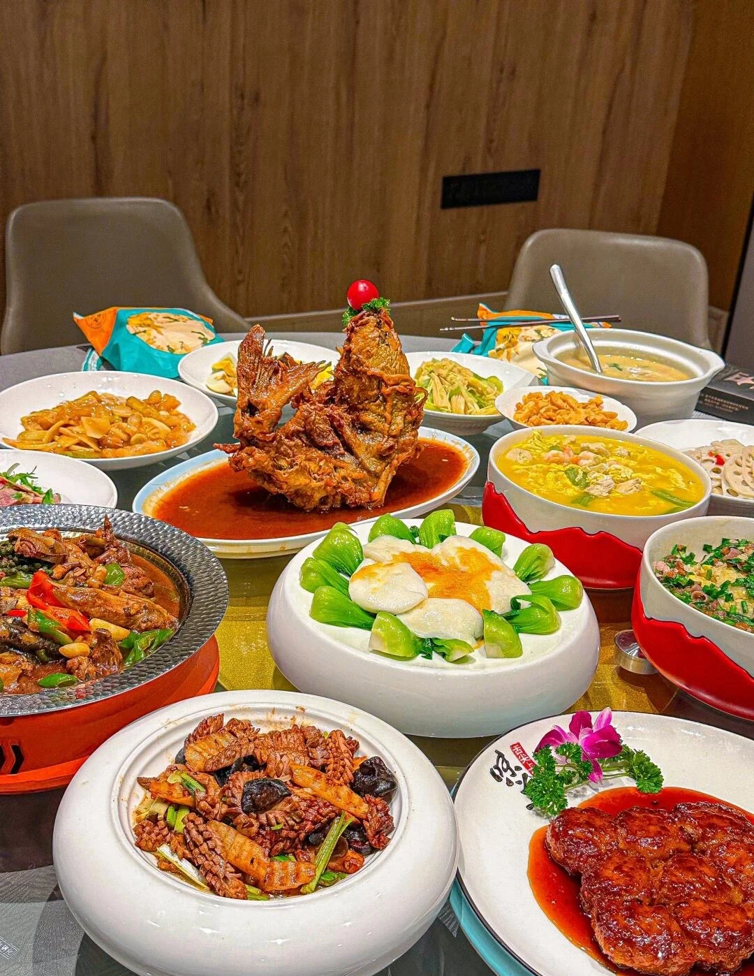 Bord fyldt med retter fra Shandong-køkkenet, traditionelle Lu-retter med fyldige smage og et udvalg af kød, grøntsager og supper i Jinan - Jinan rejseguide: Bedste rejseplan og tips 2026 - The China Journey Bord fyldt med retter fra Shandong-køkkenet, traditionelle Lu-retter med fyldige smage og et udvalg af kød, grøntsager og supper i Jinan - Jinan rejseguide: Bedste rejseplan og tips 2026 - The China Journey