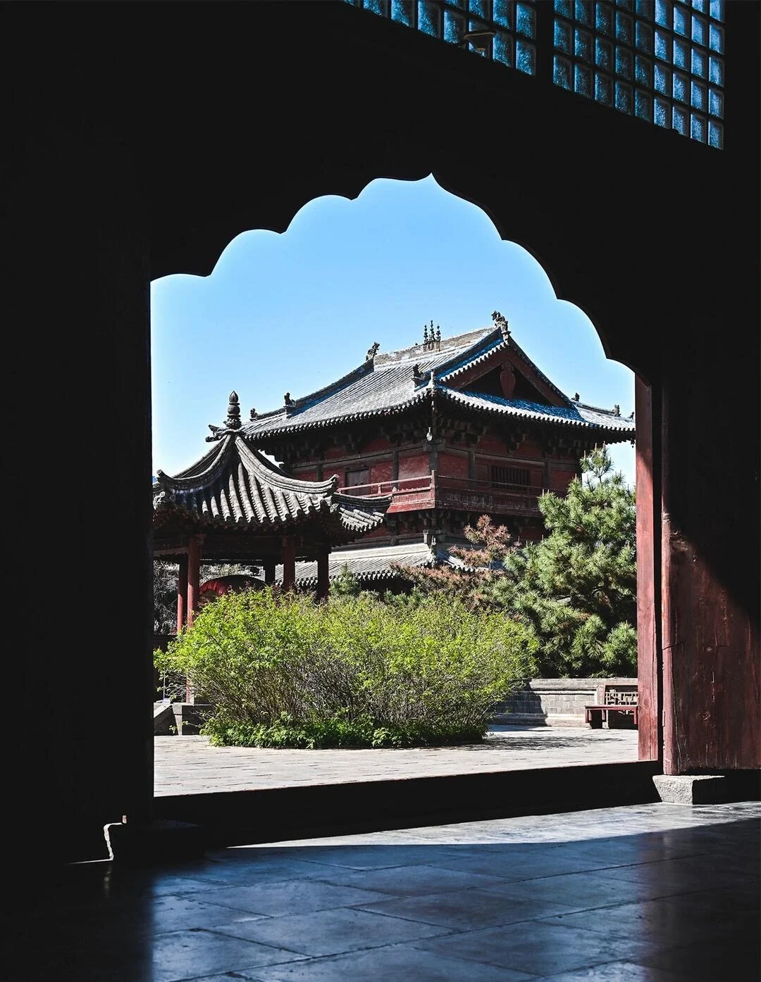 Gammel arkitektur ved Shanhua-templet i Datong, traditionel kinesisk tempelgård indrammet af en buegang med træhaller og fredelig have - Rejseguide til Datong: De bedste oplevelser i 2026 2026 - The China Journey Gammel arkitektur ved Shanhua-templet i Datong, traditionel kinesisk tempelgård indrammet af en buegang med træhaller og fredelig have - Rejseguide til Datong: De bedste oplevelser i 2026 2026 - The China Journey