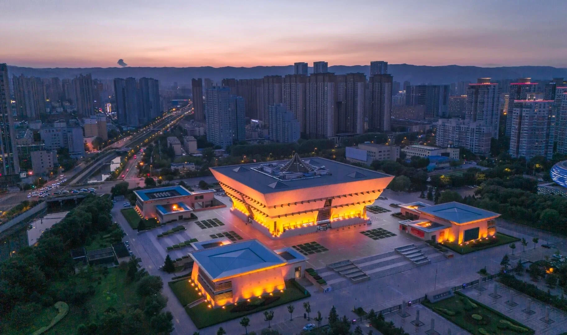 Shanxi Museum i Taiyuan, moderne geometrisk museumsbygning oplyst ved solnedgang med regional historie og kulturudstillinger - Taiyuan rejseguide: Bedste rejseplan og tips 2026 - The China Journey Shanxi Museum i Taiyuan, moderne geometrisk museumsbygning oplyst ved solnedgang med regional historie og kulturudstillinger - Taiyuan rejseguide: Bedste rejseplan og tips 2026 - The China Journey