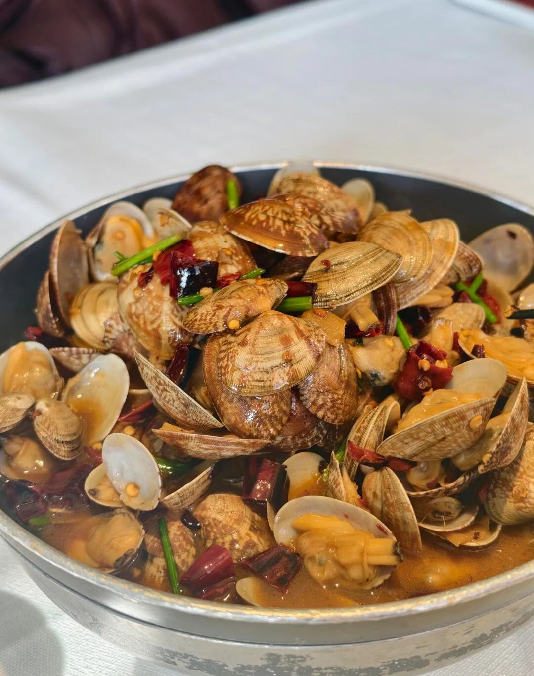 Vongole fritte piccanti Vongole di Qingdao saltate in padella con peperoncino, aglio ed erbe aromatiche - Cosa mangiare a Qingdao: Guida gastronomica locale 2026 - The China Journey Vongole fritte piccanti Vongole di Qingdao saltate in padella con peperoncino, aglio ed erbe aromatiche - Cosa mangiare a Qingdao: Guida gastronomica locale 2026 - The China Journey