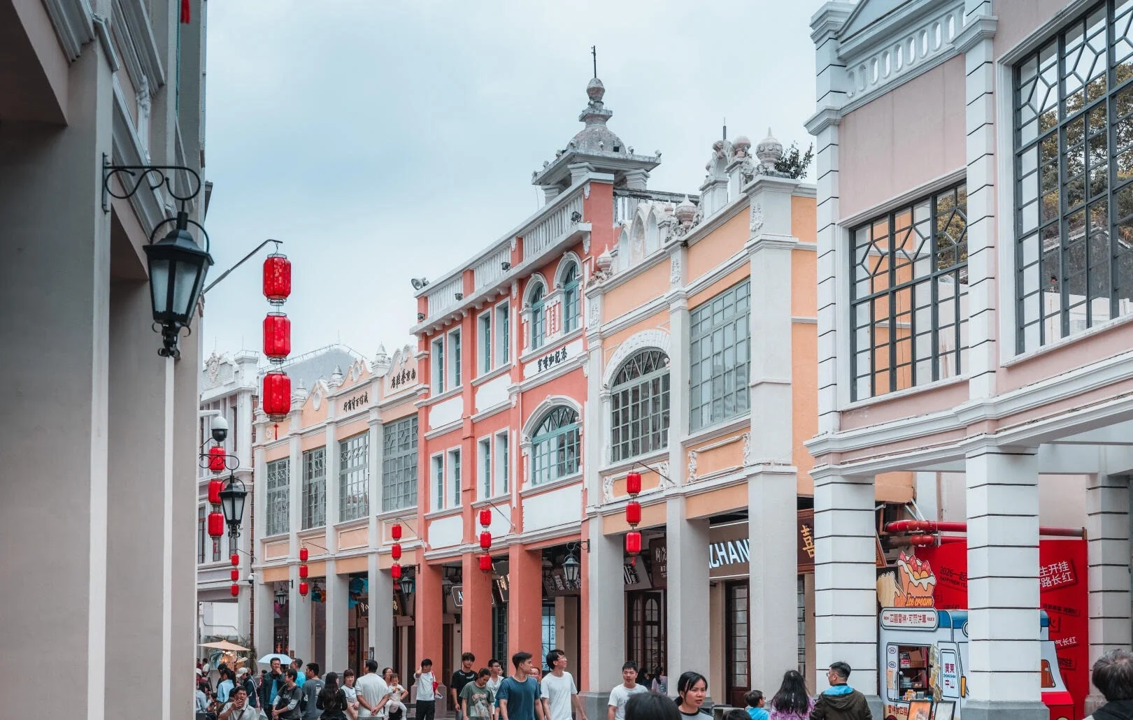 Jalan Pejalan Kaki Sunwen West Road Zhongshan: Jalanan bersejarah dengan bangunan bergaya kolonial dan lampion merah - Tempat Menginap di Zhongshan: Area & Hotel Terbaik 2026 - The China Journey Jalan Pejalan Kaki Sunwen West Road Zhongshan: Jalanan bersejarah dengan bangunan bergaya kolonial dan lampion merah - Tempat Menginap di Zhongshan: Area & Hotel Terbaik 2026 - The China Journey