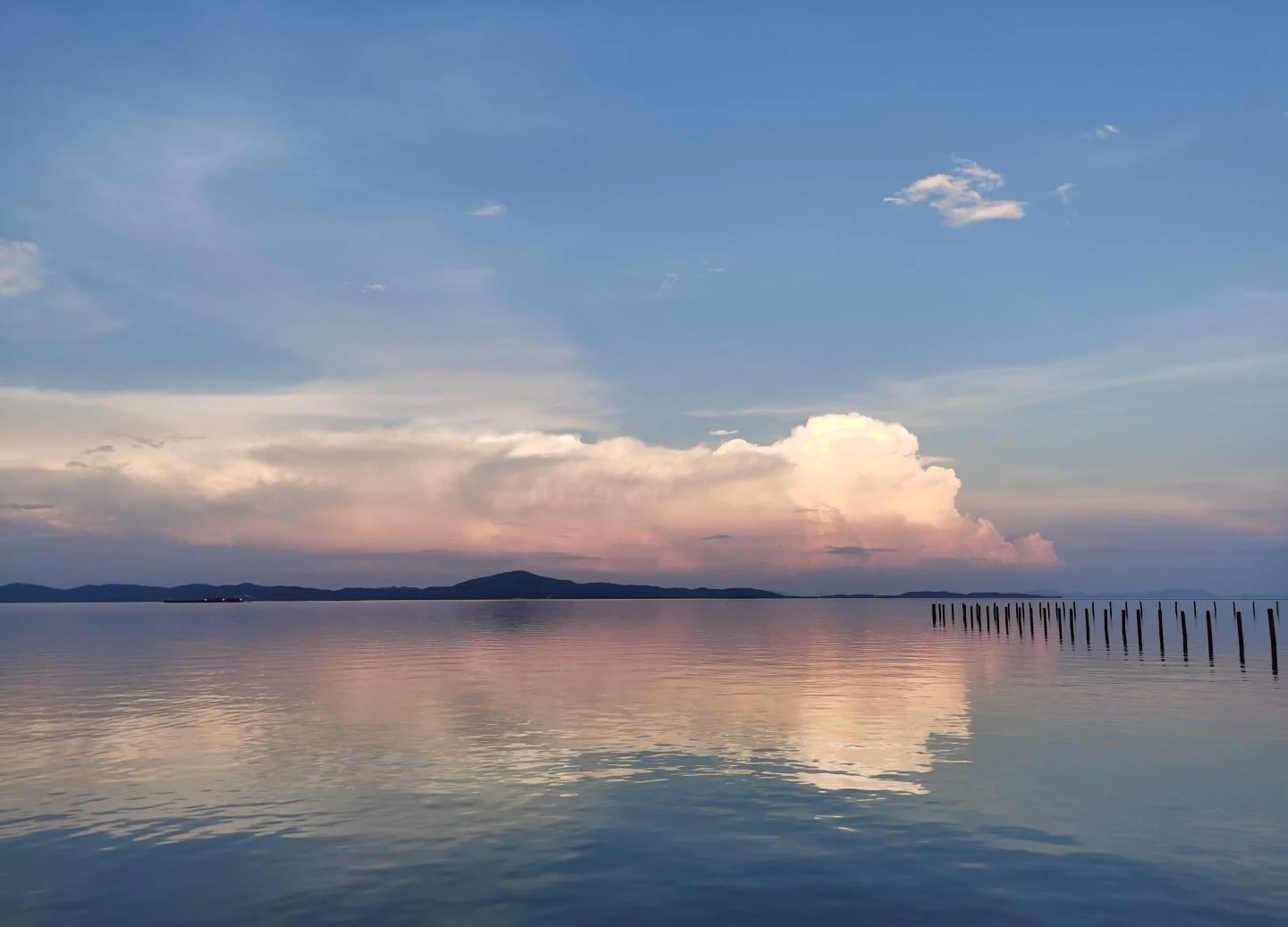 Rolig vandrefleksion på Taihu-søen i Wuxi, fredelig søhorisont med skyrefleksion og roligt naturlandskab - Wuxi rejseguide: Bedste rejseplan og tips 2026 - The China Journey Rolig vandrefleksion på Taihu-søen i Wuxi, fredelig søhorisont med skyrefleksion og roligt naturlandskab - Wuxi rejseguide: Bedste rejseplan og tips 2026 - The China Journey