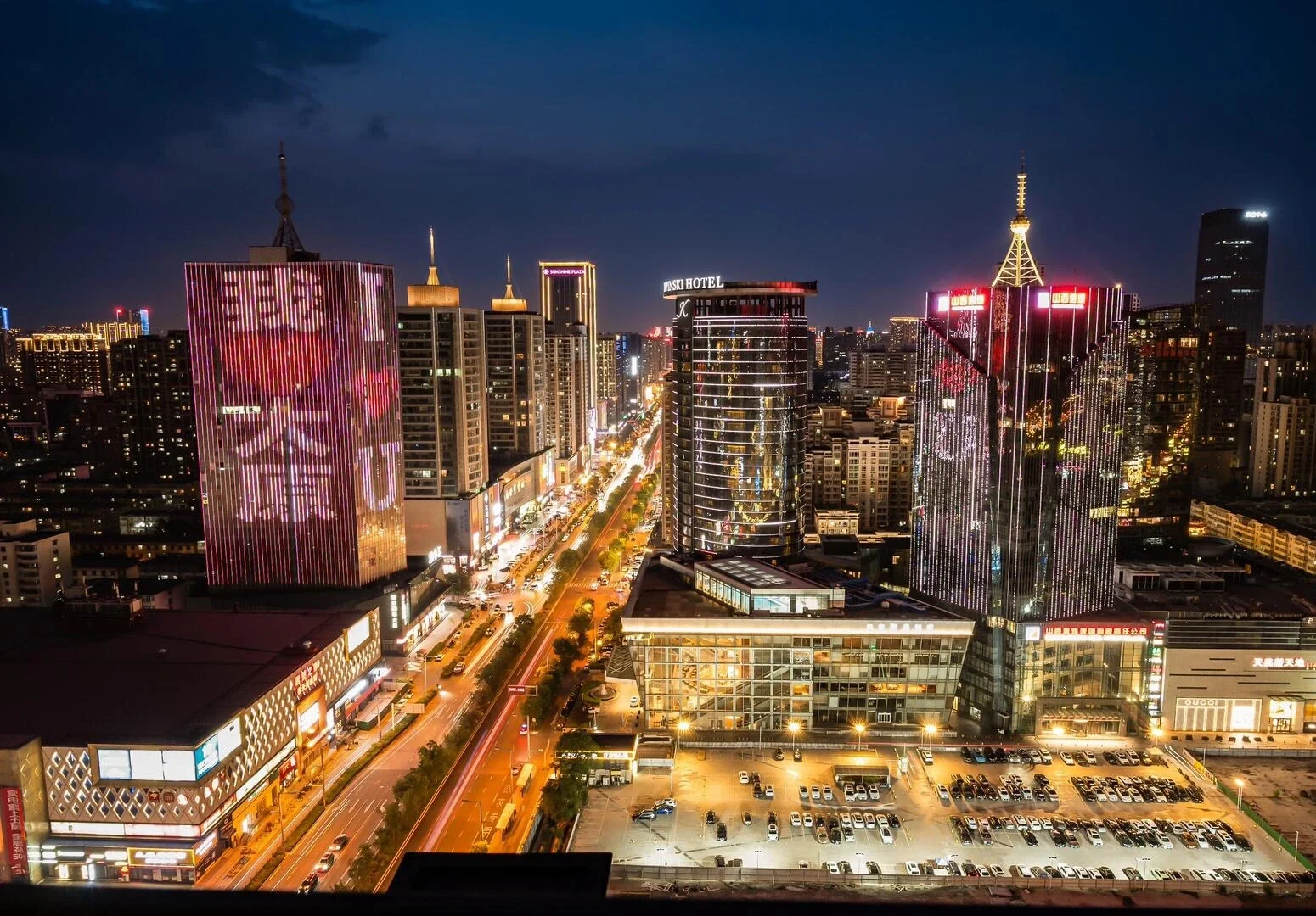 El horizonte nocturno del distrito comercial de Changfeng en Taiyuan: vibrantes rascacielos iluminados, bullicioso tráfico en las avenidas y un moderno paisaje urbano comercial por la noche. Dónde alojarse en Taiyuan: mejores zonas y hoteles 2026 - The China Journey El horizonte nocturno del distrito comercial de Changfeng en Taiyuan: vibrantes rascacielos iluminados, bullicioso tráfico en las avenidas y un moderno paisaje urbano comercial por la noche. Dónde alojarse en Taiyuan: mejores zonas y hoteles 2026 - The China Journey