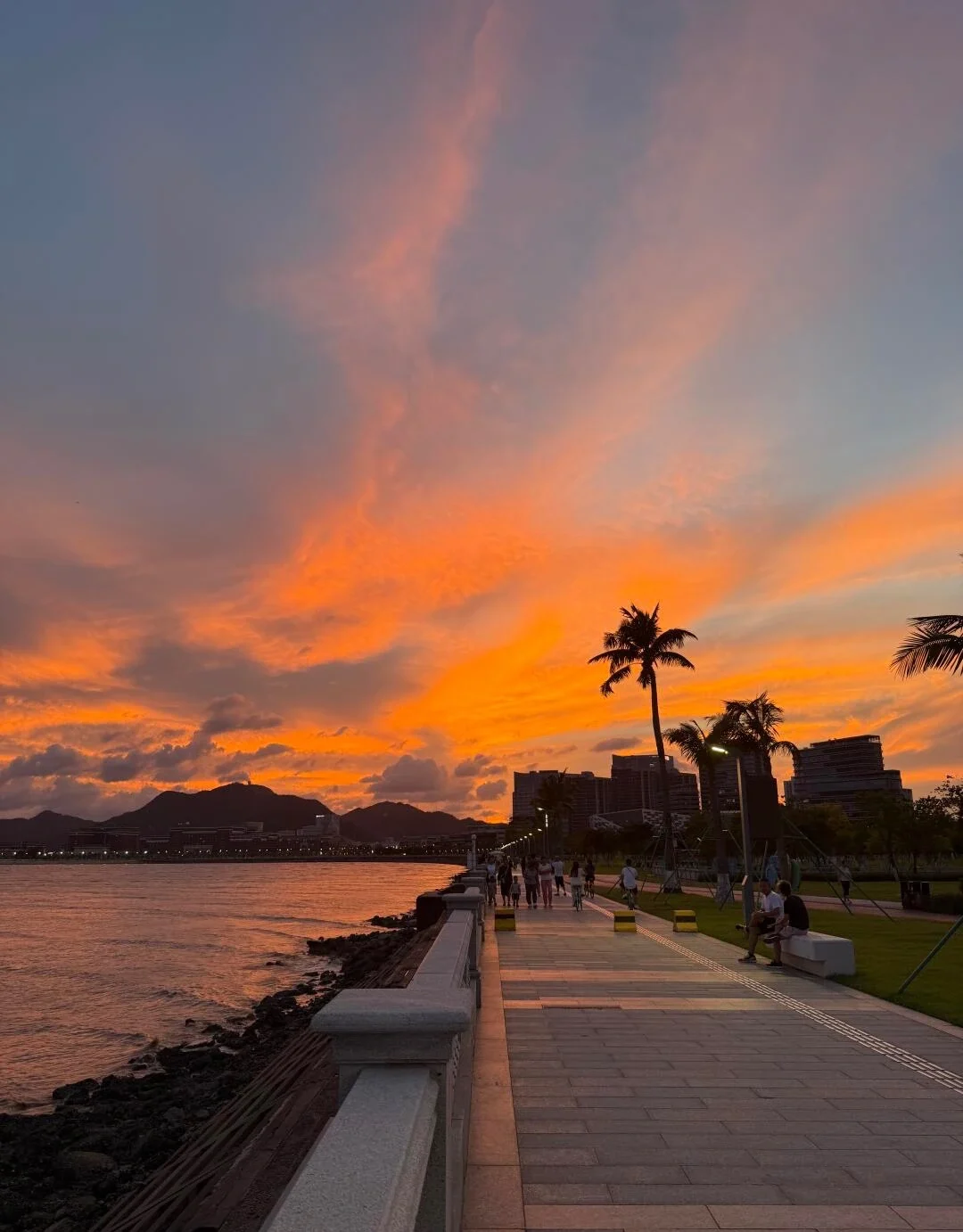Tangjiawan Zhuhai Sunset Coastline, kawasan tepi laut dengan pepohonan palem, pemandangan matahari terbenam yang dramatis, dan suasana pantai yang santai - Tempat Menginap di Zhuhai: Area & Hotel Terbaik 2026 - The China Journey Tangjiawan Zhuhai Sunset Coastline, kawasan tepi laut dengan pepohonan palem, pemandangan matahari terbenam yang dramatis, dan suasana pantai yang santai - Tempat Menginap di Zhuhai: Area & Hotel Terbaik 2026 - The China Journey