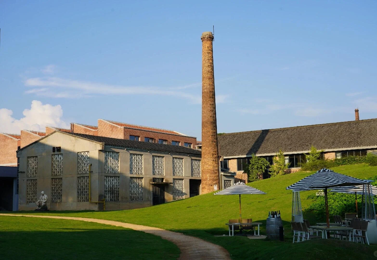 Taoxichuans industrielle kulturarv i mursten, restaureret fabrikskompleks der blander historisk ovnarkitektur med moderne kreative rum - Jingdezhen rejseguide: Keramik, markeder og tips 2026 - The China Journey Taoxichuans industrielle kulturarv i mursten, restaureret fabrikskompleks der blander historisk ovnarkitektur med moderne kreative rum - Jingdezhen rejseguide: Keramik, markeder og tips 2026 - The China Journey