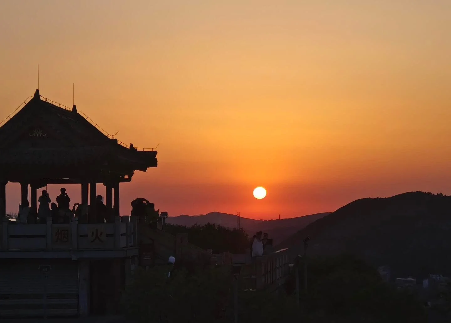 Solnedgangsudsigt fra Thousand Buddha Mountain, pavillon og besøgende i silhuet ser den gyldne solnedgang over bjergene i Jinans naturområde - Jinan rejseguide: Bedste rejseplan og tips 2026 - The China Journey Solnedgangsudsigt fra Thousand Buddha Mountain, pavillon og besøgende i silhuet ser den gyldne solnedgang over bjergene i Jinans naturområde - Jinan rejseguide: Bedste rejseplan og tips 2026 - The China Journey