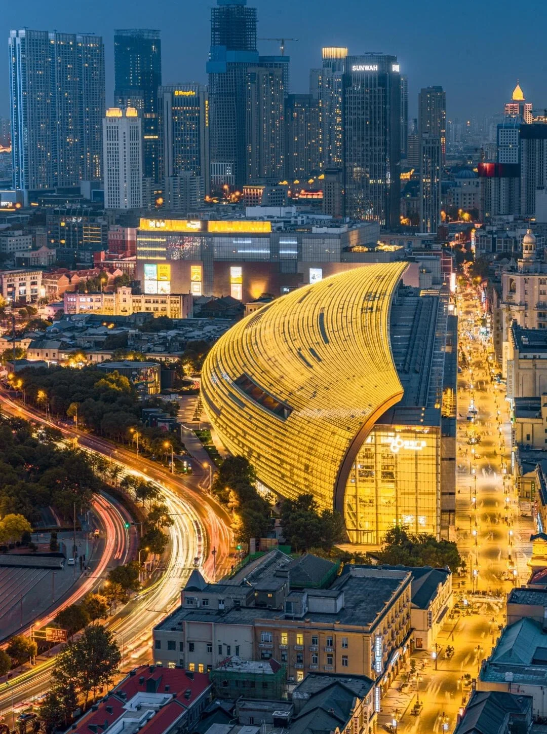 Paisagem urbana noturna da Rua Heping, em Tianjin: Rua comercial vibrante com arquitetura de shopping centers reluzente e atmosfera agitada da vida noturna urbana - Onde ficar em Tianjin: Melhores áreas e hotéis em 2026 - The China Journey Paisagem urbana noturna da Rua Heping, em Tianjin: Rua comercial vibrante com arquitetura de shopping centers reluzente e atmosfera agitada da vida noturna urbana - Onde ficar em Tianjin: Melhores áreas e hotéis em 2026 - The China Journey
