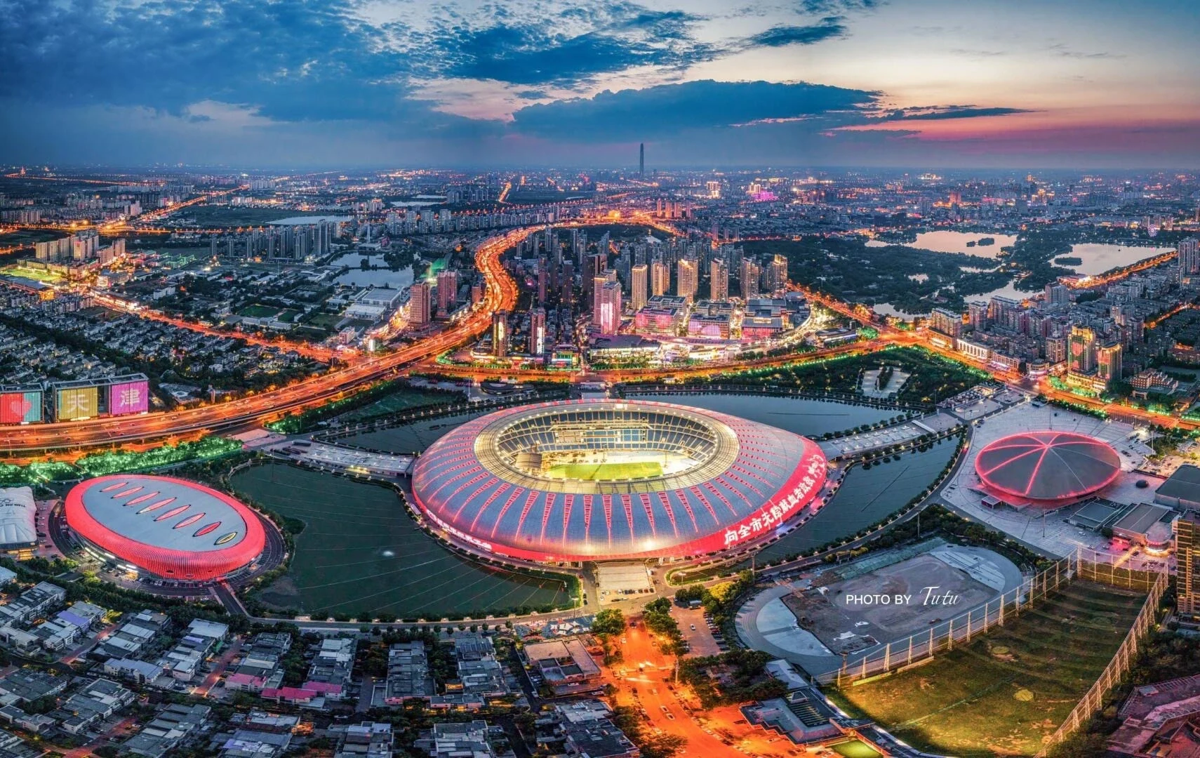 Vista aérea do Centro Olímpico de Tianjin. Complexo de estádios moderno cercado por rodovias e uma vasta paisagem urbana. - Onde ficar em Tianjin: Melhores áreas e hotéis em 2026 - The China Journey Vista aérea do Centro Olímpico de Tianjin. Complexo de estádios moderno cercado por rodovias e uma vasta paisagem urbana. - Onde ficar em Tianjin: Melhores áreas e hotéis em 2026 - The China Journey