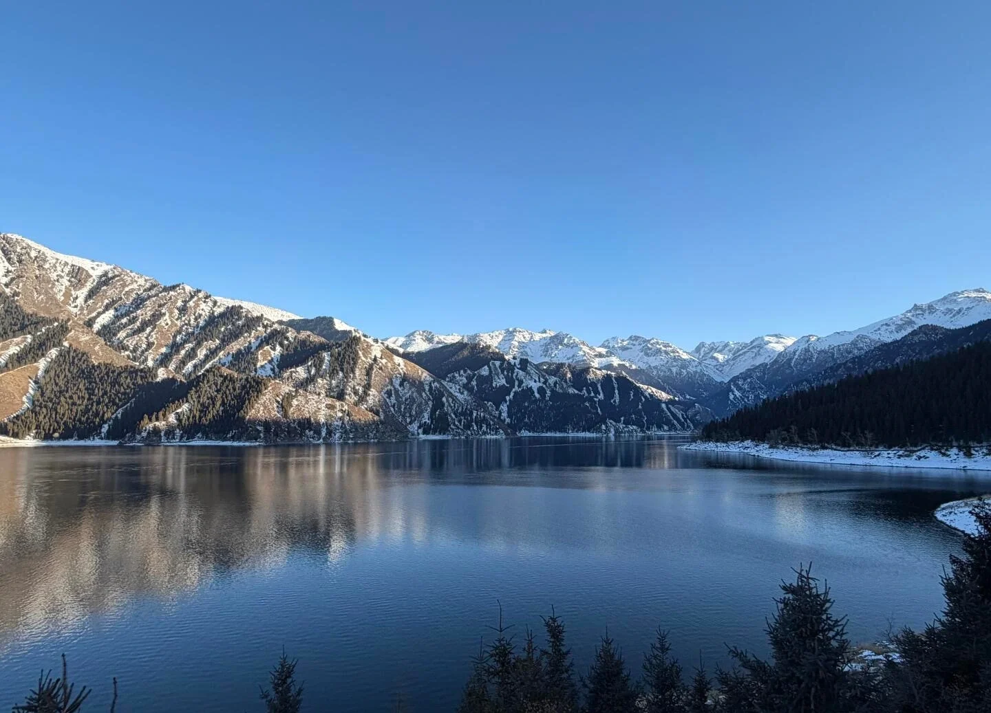 Winterlandschaft am Tianchi im Tianshan-Gebirge, gefrorener Alpensee mit schneebedeckten Bergen und ruhigen Blautönen im Landschaftsgebiet Xinjiang – Urumqi-Reiseführer: Lohnt sich ein Besuch und wie planen Sie Ihre Reise? 2026 – The China Journey Winterlandschaft am Tianchi im Tianshan-Gebirge, gefrorener Alpensee mit schneebedeckten Bergen und ruhigen Blautönen im Landschaftsgebiet Xinjiang – Urumqi-Reiseführer: Lohnt sich ein Besuch und wie planen Sie Ihre Reise? 2026 – The China Journey