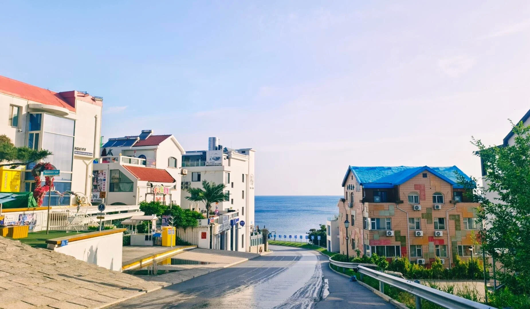 Phố Torch số 8, đường Weihai Seaside Road, những ngôi nhà đầy màu sắc và con đường dốc dẫn lên hướng ra biển xanh ngắt trong khu phố ven biển.