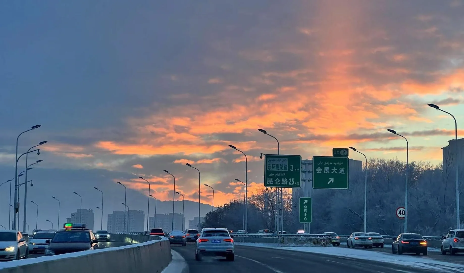 Morgendlicher Sonnenaufgang über einer Schnellstraße in Urumqi, Stadtstraße mit Autos unter farbenprächtigem Morgenhimmel und ruhiger früher Atmosphäre in Xinjiang – Urumqi-Reiseführer: Lohnt sich ein Besuch und wie planen Sie Ihre Reise? 2026 – The China Journey Morgendlicher Sonnenaufgang über einer Schnellstraße in Urumqi, Stadtstraße mit Autos unter farbenprächtigem Morgenhimmel und ruhiger früher Atmosphäre in Xinjiang – Urumqi-Reiseführer: Lohnt sich ein Besuch und wie planen Sie Ihre Reise? 2026 – The China Journey