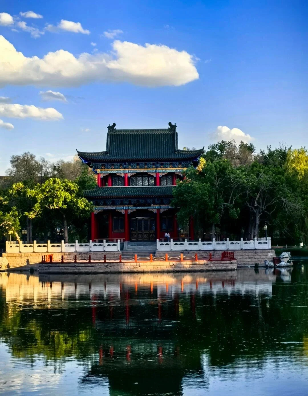 Pavillon und Spiegelung im Volkspark von Urumqi, traditioneller chinesischer Pavillon auf einem ruhigen See, umgeben von üppigen Bäumen und friedlicher Parklandschaft – Urumqi-Reiseführer: Lohnt sich ein Besuch und wie planen Sie Ihre Reise? 2026 – The China Journey Pavillon und Spiegelung im Volkspark von Urumqi, traditioneller chinesischer Pavillon auf einem ruhigen See, umgeben von üppigen Bäumen und friedlicher Parklandschaft – Urumqi-Reiseführer: Lohnt sich ein Besuch und wie planen Sie Ihre Reise? 2026 – The China Journey