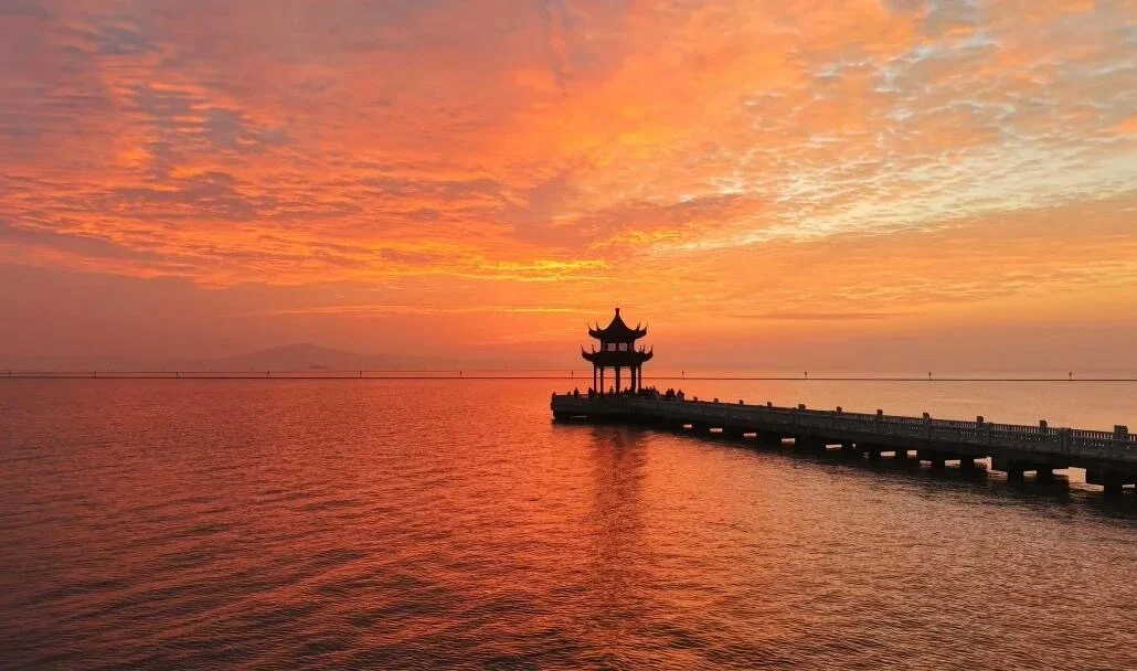 Solnedgang ved Wanghu-pavillonen ved Taihu i Wuxi, silhuet af pavillon på en mole med gylden himmel og dramatisk solnedgangsrefleksion i søen - Wuxi rejseguide: Bedste rejseplan og tips 2026 - The China Journey Solnedgang ved Wanghu-pavillonen ved Taihu i Wuxi, silhuet af pavillon på en mole med gylden himmel og dramatisk solnedgangsrefleksion i søen - Wuxi rejseguide: Bedste rejseplan og tips 2026 - The China Journey
