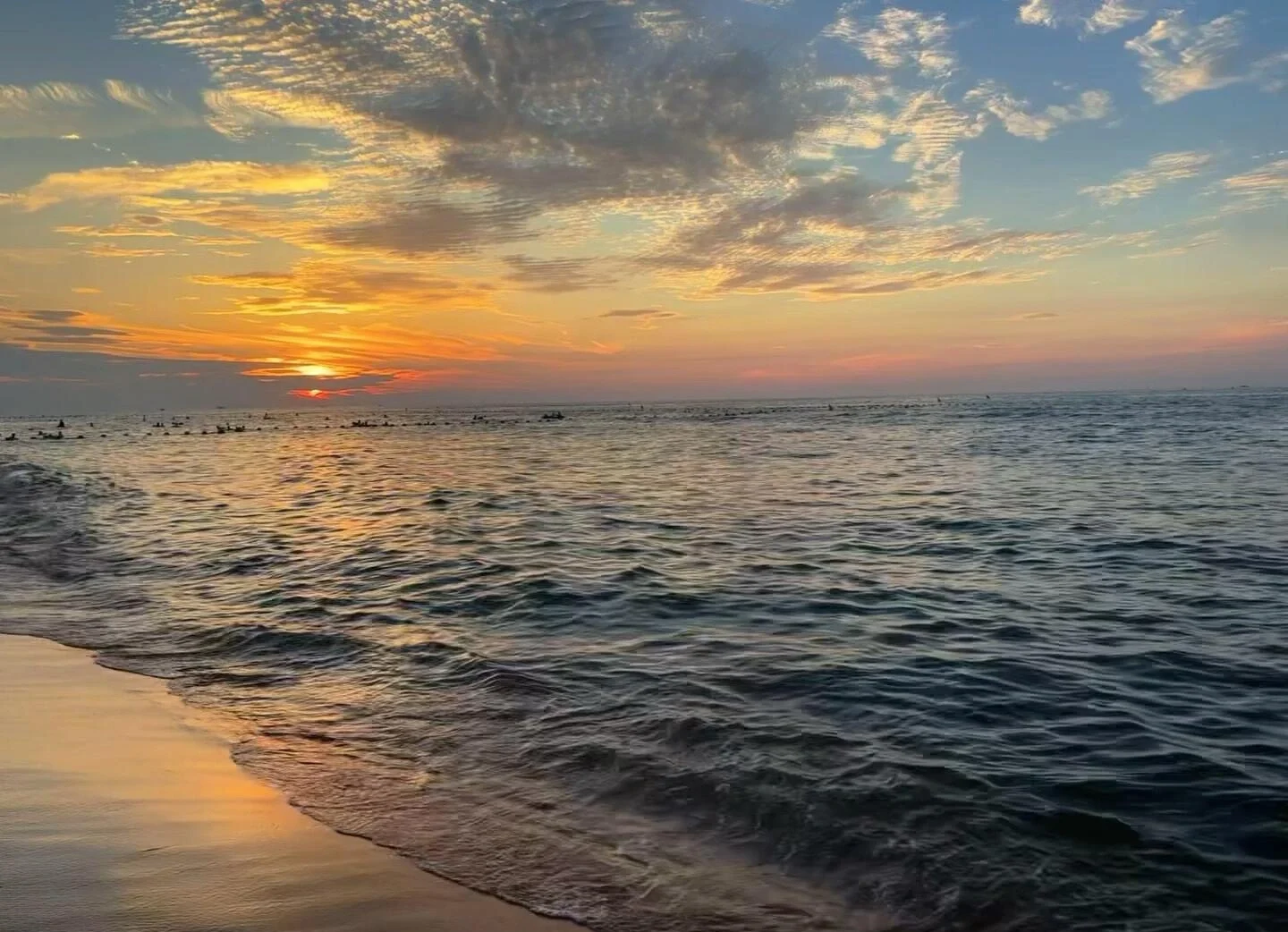Sanfte Wellen am Strand von Weihai unter einem warmen goldenen Sonnenuntergangshimmel – Weihai-Reiseführer: Sehenswürdigkeiten, Strände & Tipps 2026 – The China Journey Sanfte Wellen am Strand von Weihai unter einem warmen goldenen Sonnenuntergangshimmel – Weihai-Reiseführer: Sehenswürdigkeiten, Strände & Tipps 2026 – The China Journey